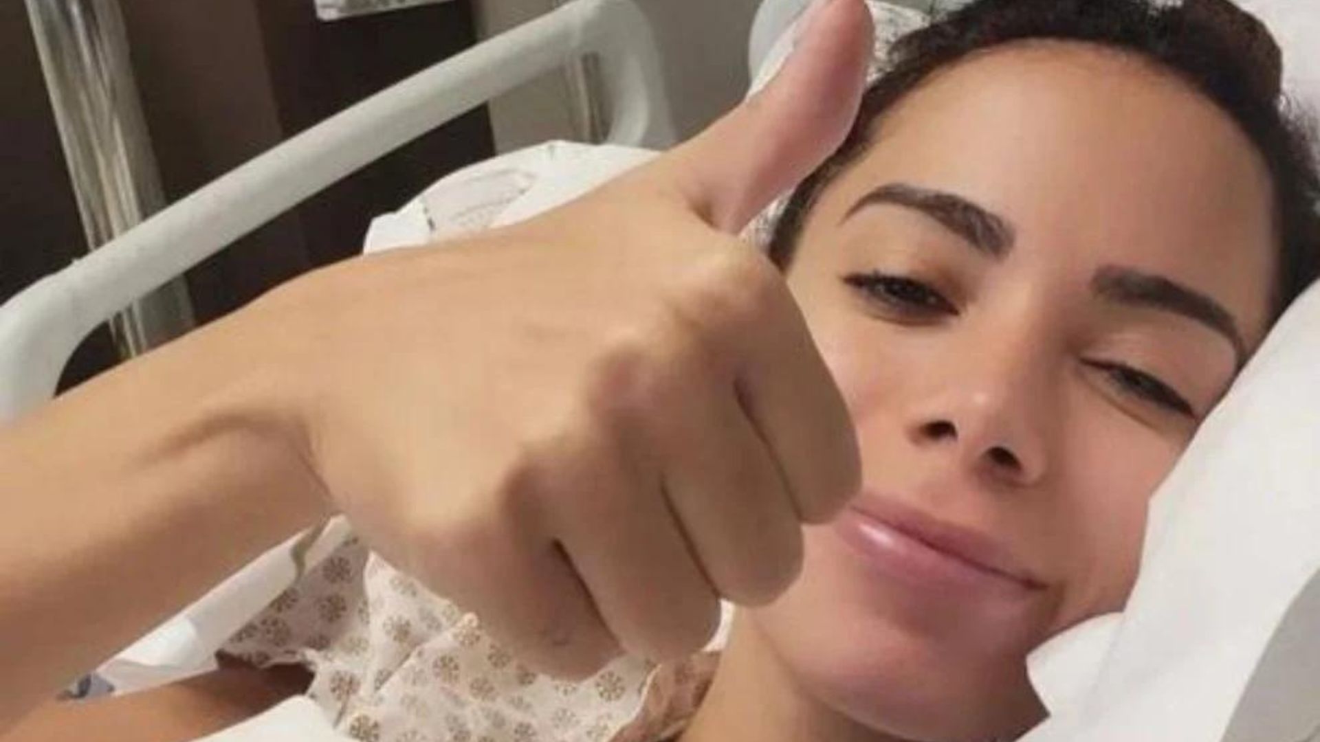 Médicos mantém Anitta internada após cirurgia; boletim médico atualiza quadro clínico