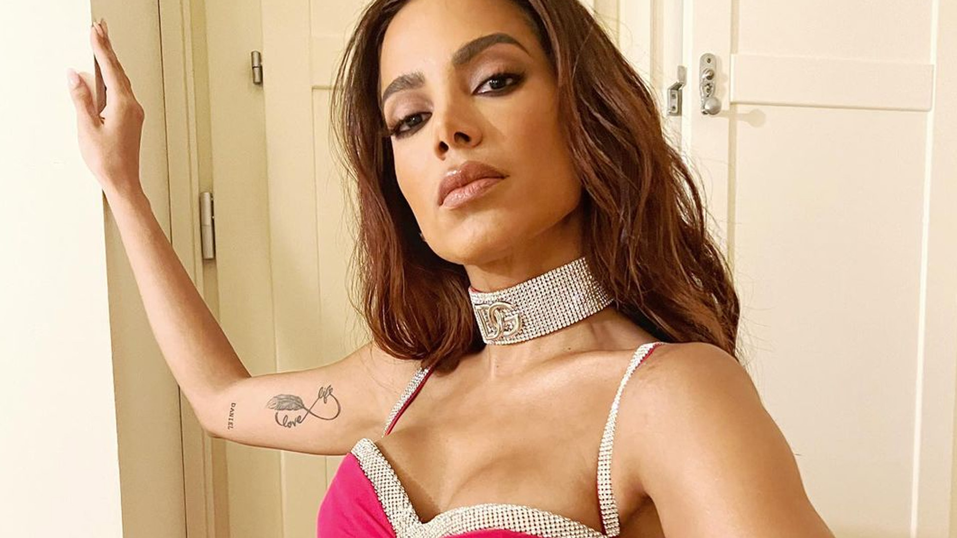 Anitta ostenta luxo com look exclusivo de grife e fãs aplaudem: “Apoteótica”