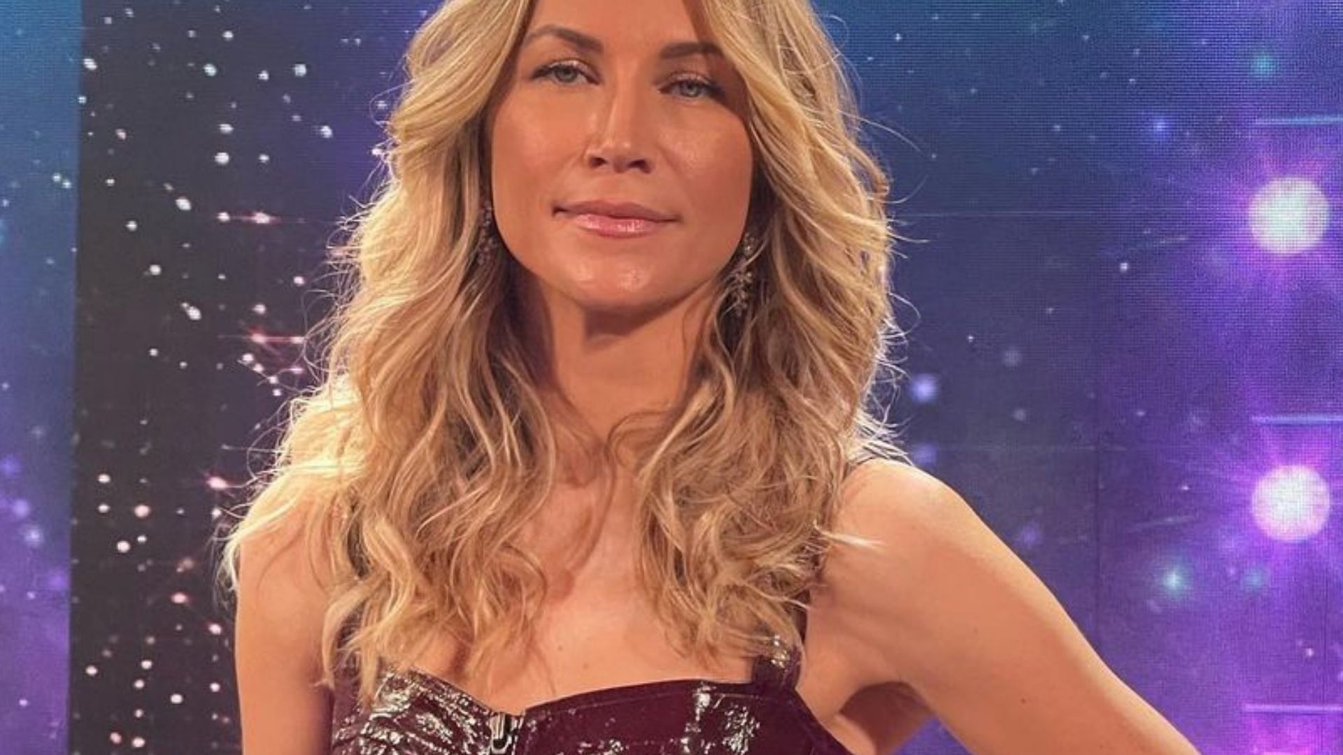 No Faustão, Anne Lottermann exibe corpaço com vestido de couro sem roupa íntima: “Eu amo”
