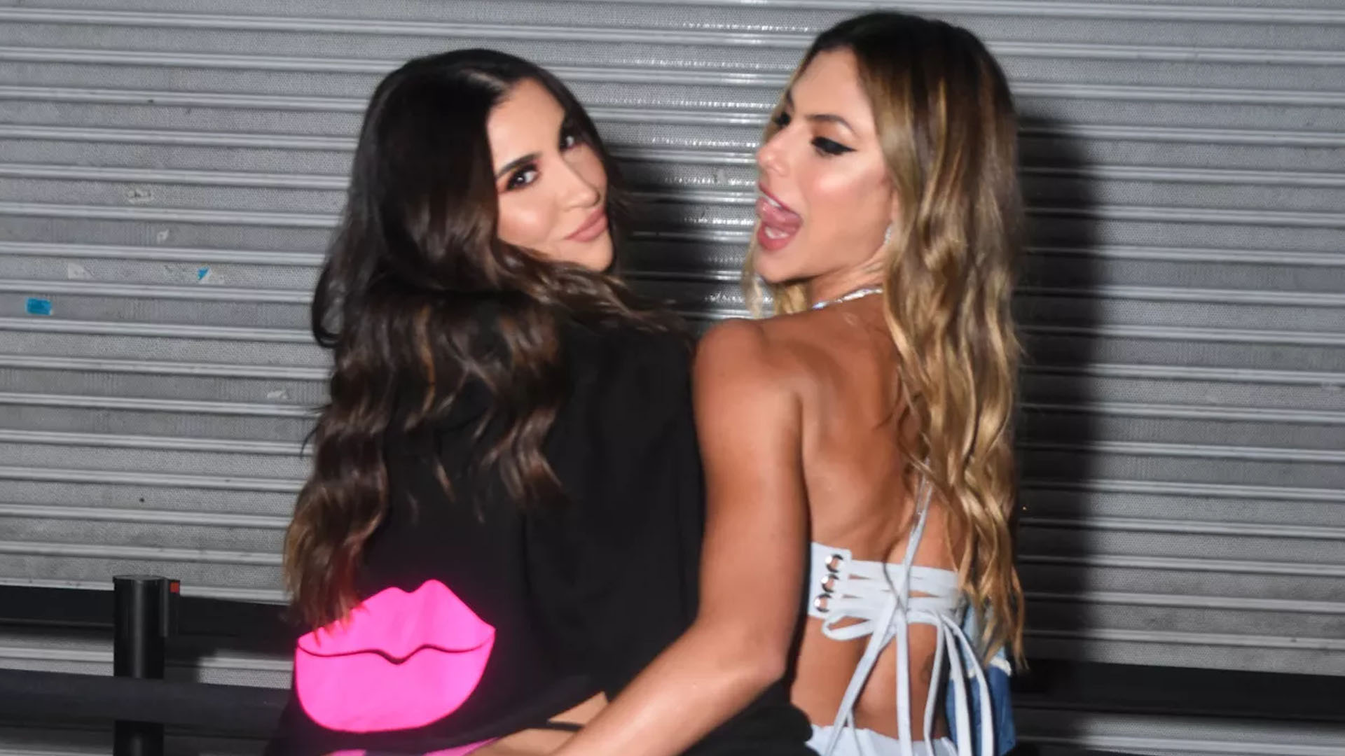 De minissaia, ex-BBB Bianca Andrade enche a mão no bumbum farto de Mari Gonzalez