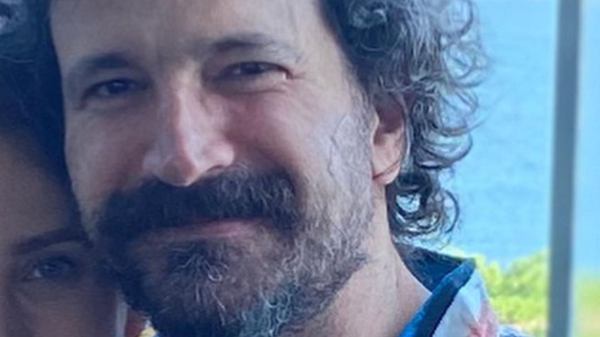 Discreto, Caco Ciocler faz rara aparição com a esposa para celebrar casamento: “Para sempre juntos”