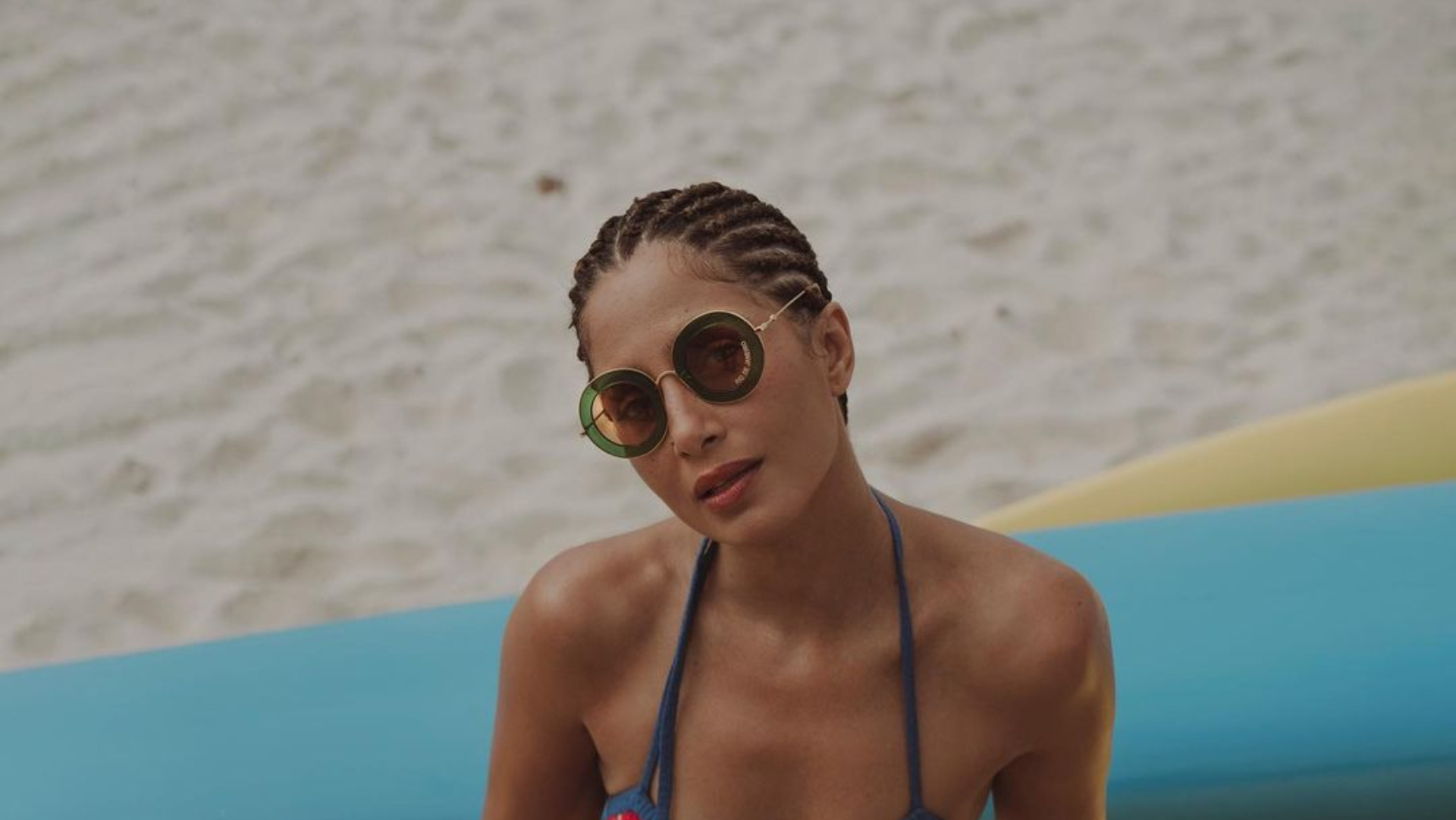 De biquíni fininho, Camila Pitanga ostenta barriga zerada e fãs babam: “Belíssima”