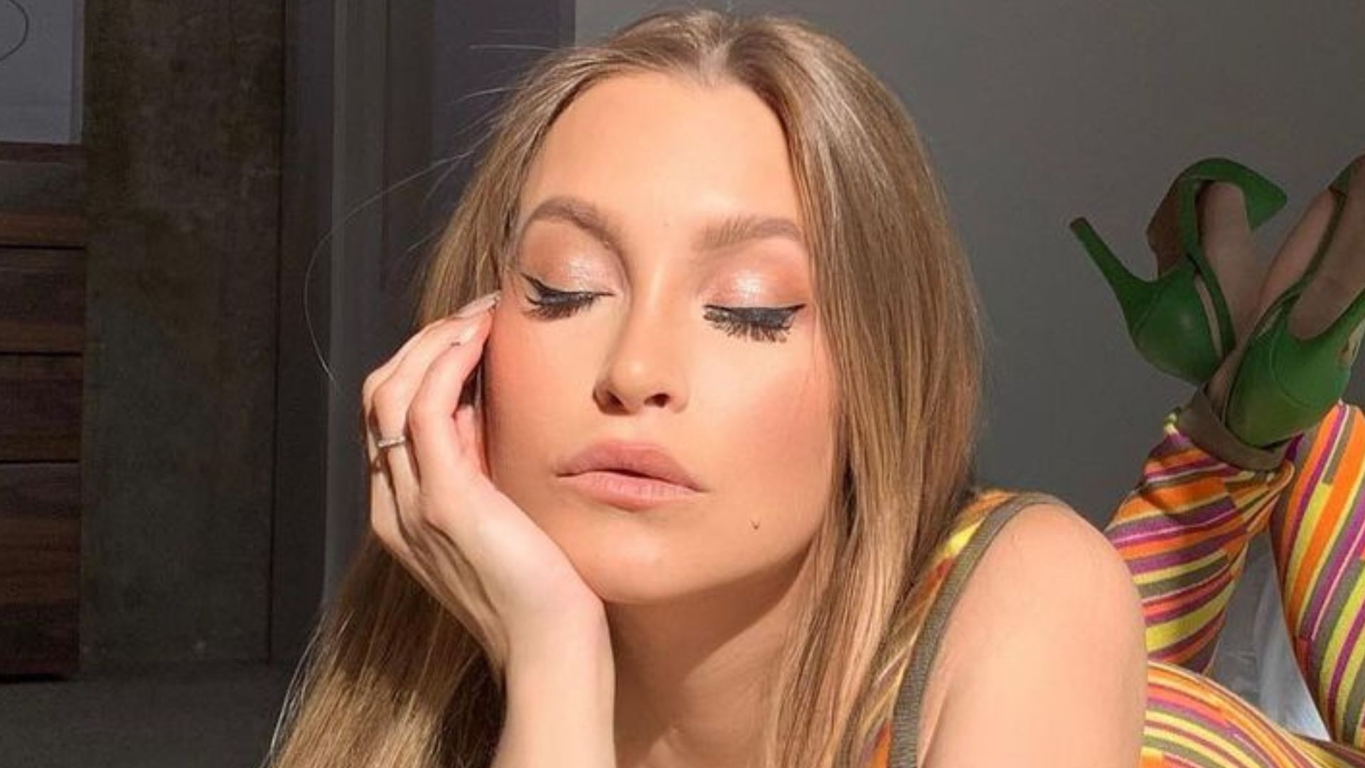 Bem crescidinha, Carla Diaz posa na cama de salto, look coladinho e sem calcinha: “Gata”