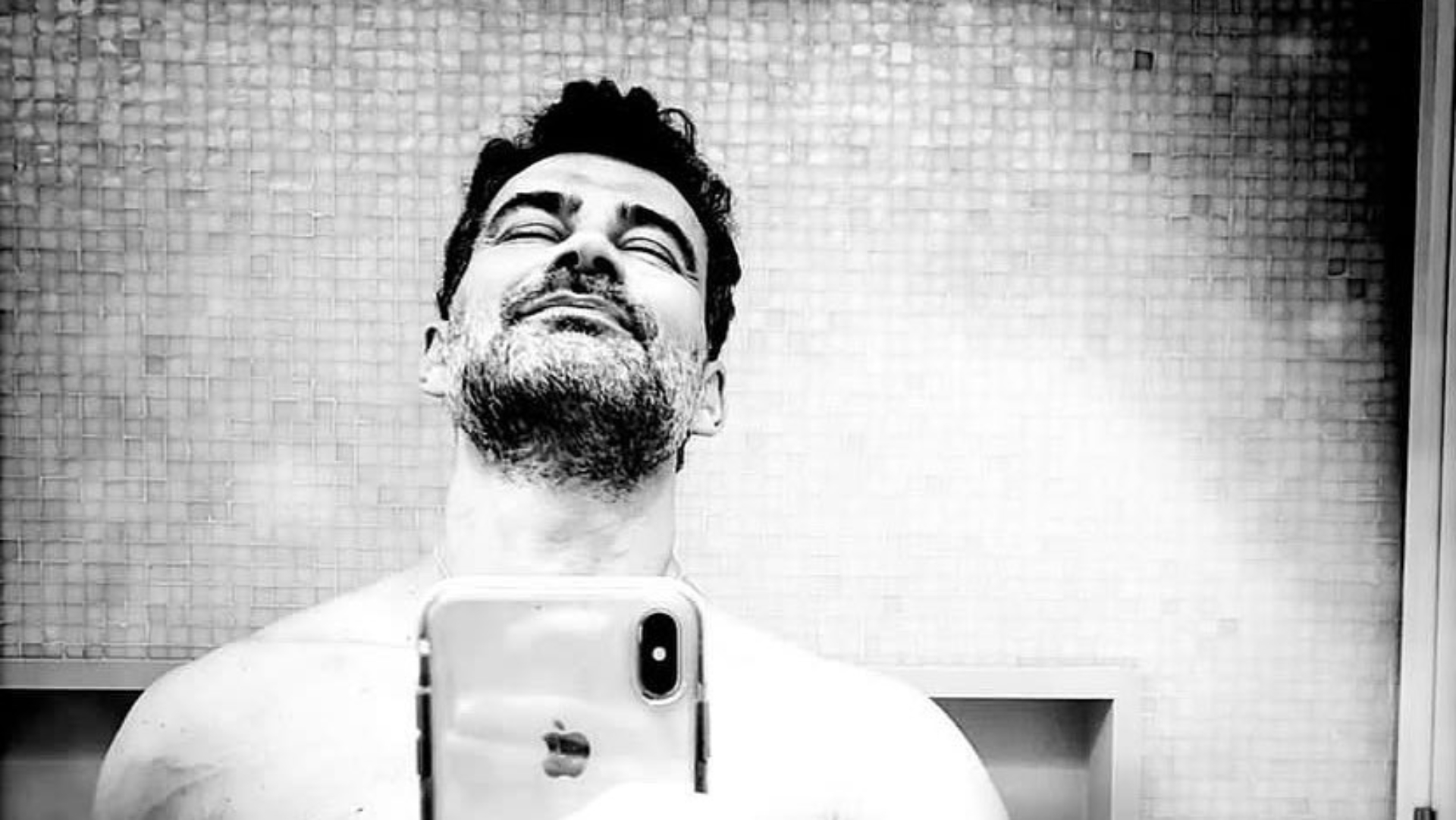 Aos 50 anos, Carmo Dalla Vecchia perde oito quilos e exibe corpo bombado: “Gatão”