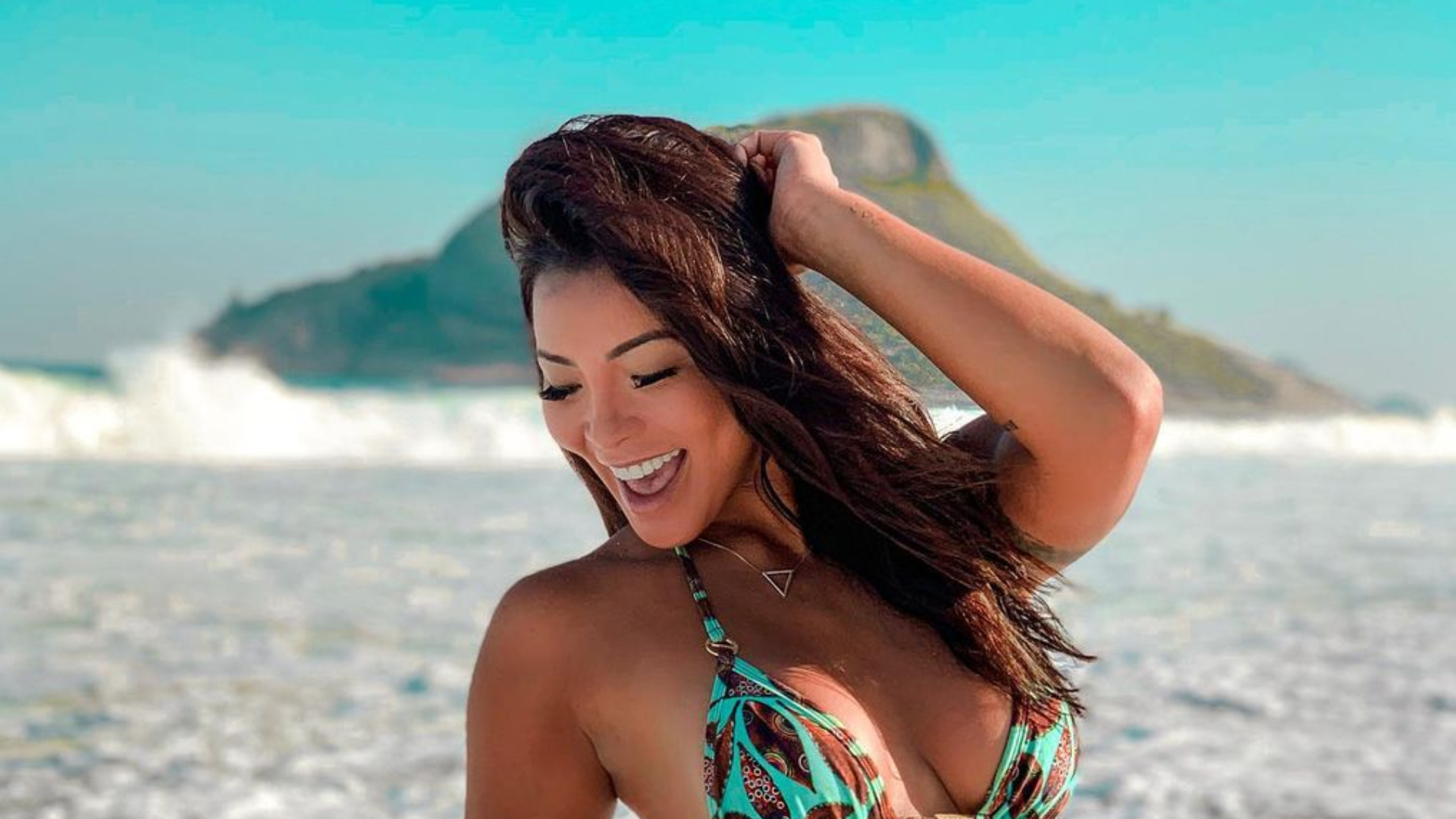 De biquíni mínimo, Carol Nakamura dá virada estratégica e bumbum GG choca: “Gata”