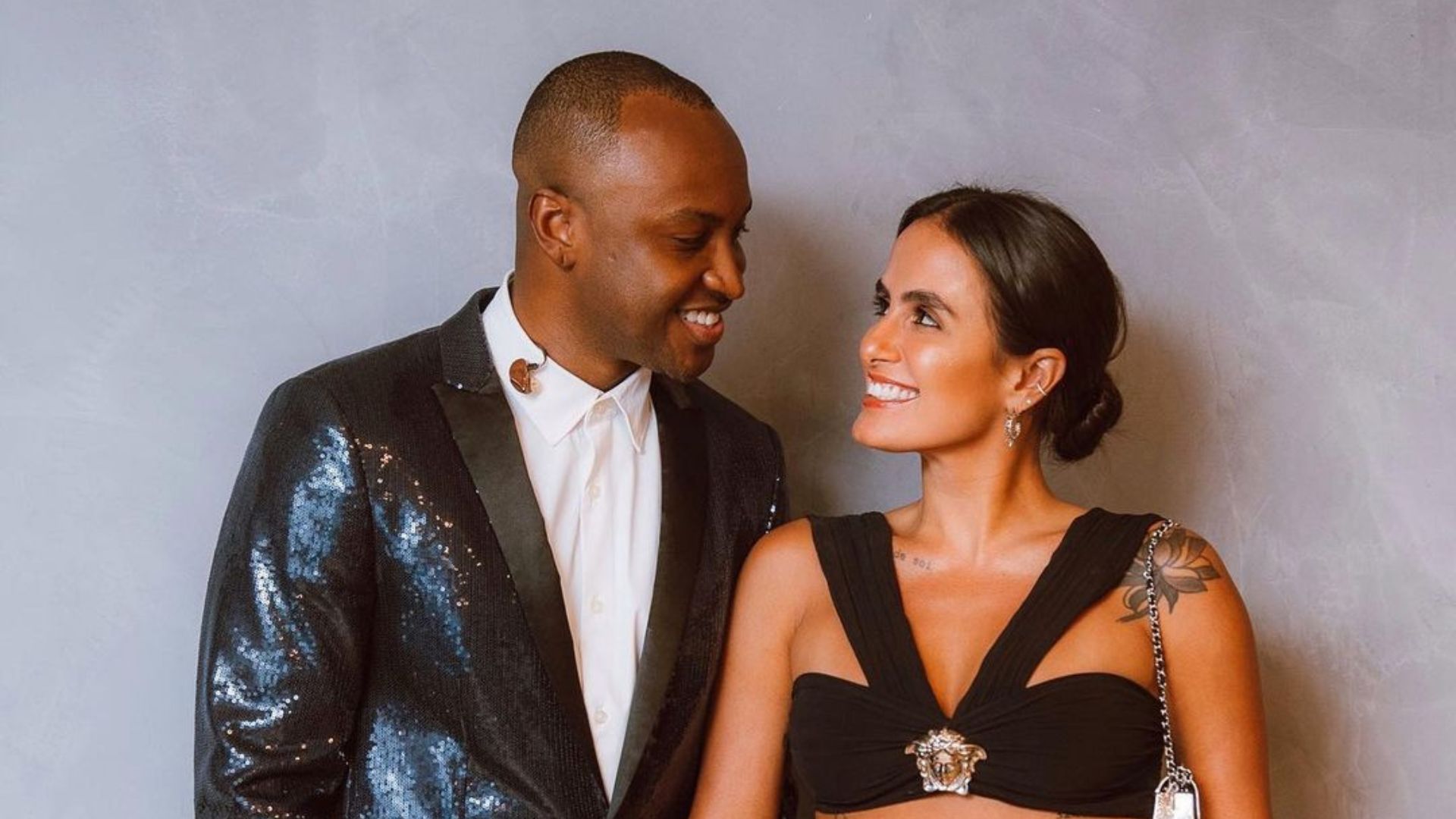 Thiaguinho leva Carol Peixinho para show e ela aposta em look espetacular: “Perfeitos”