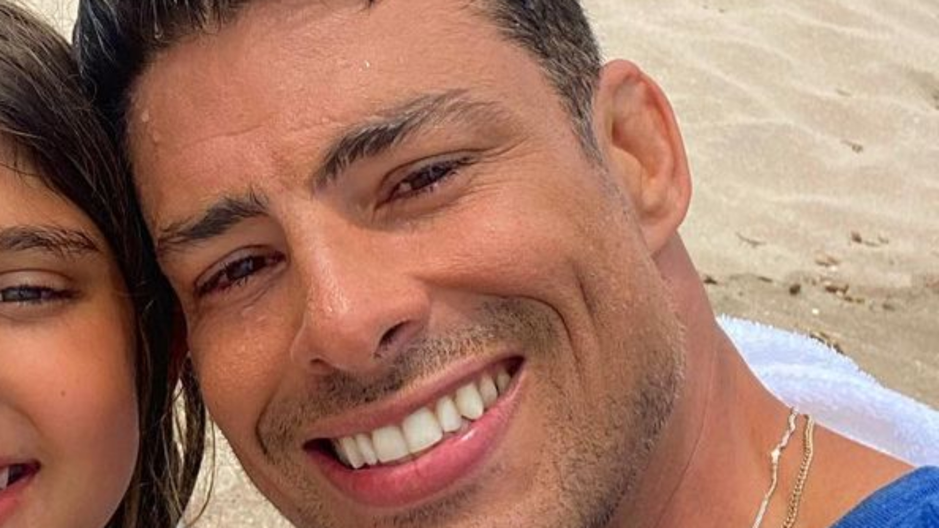 Em momento raríssimo, Cauã Reymond curte dia de praia com a herdeira: “Princesa”