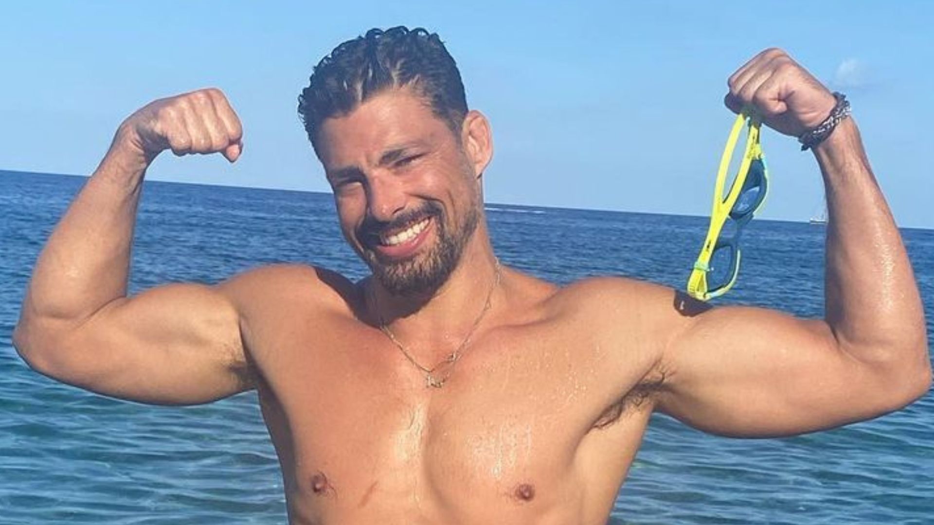 Só de bermuda, Cauã Reymond sai do mar pingando e ostenta corpo trincado: “Que calor”