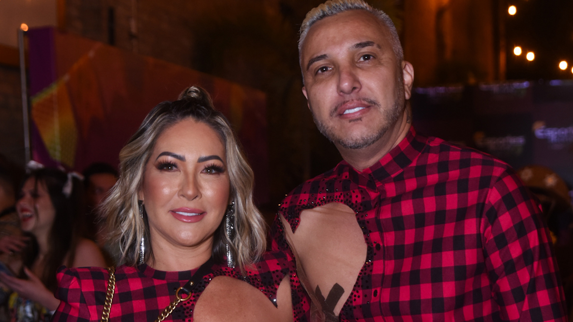 Ex-Power Couple Claudia Baronesa deixa seio à mostra em festa junina de famosos