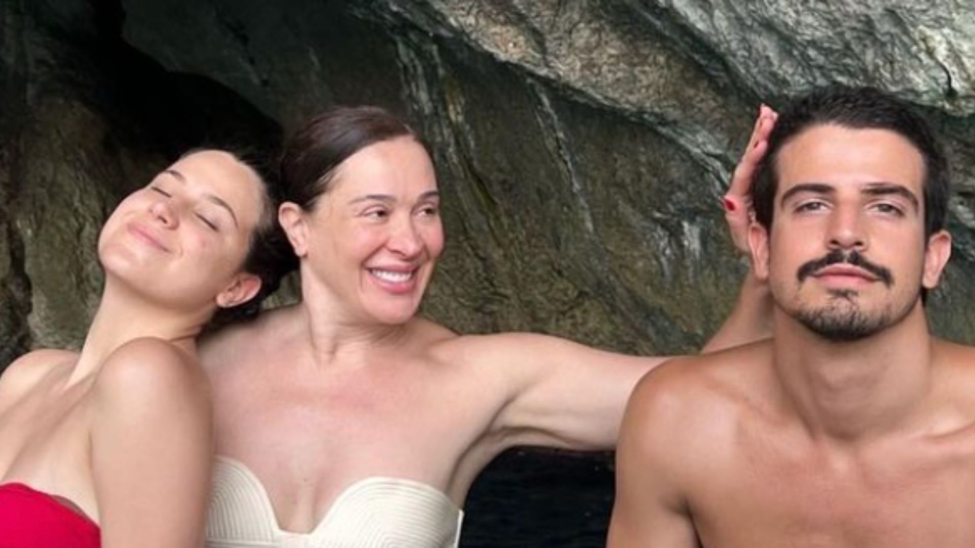 Aos 55 anos, Claudia Raia posa de biquíni com os filhos e fãs elogiam: “Beleza é de família”