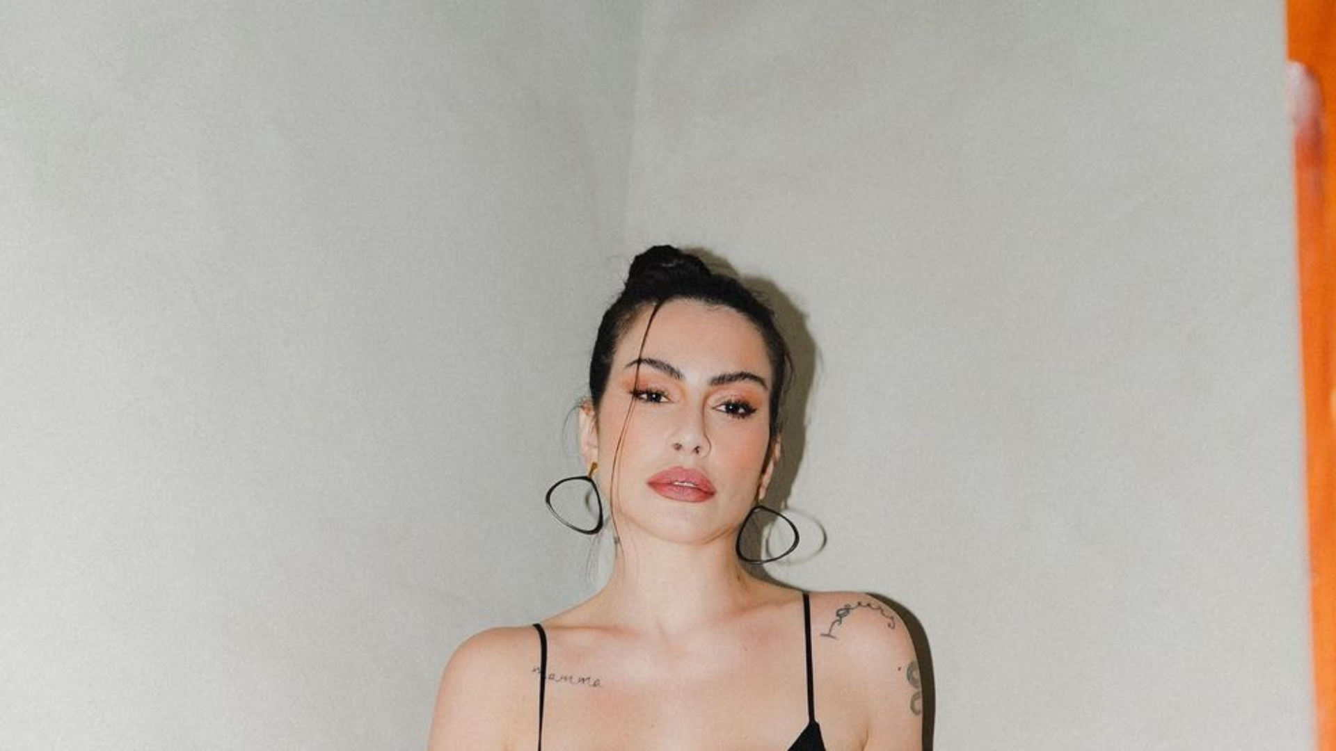Cleo Pires elege vestido com fenda gigante e capricha no decote: “Que mulher”