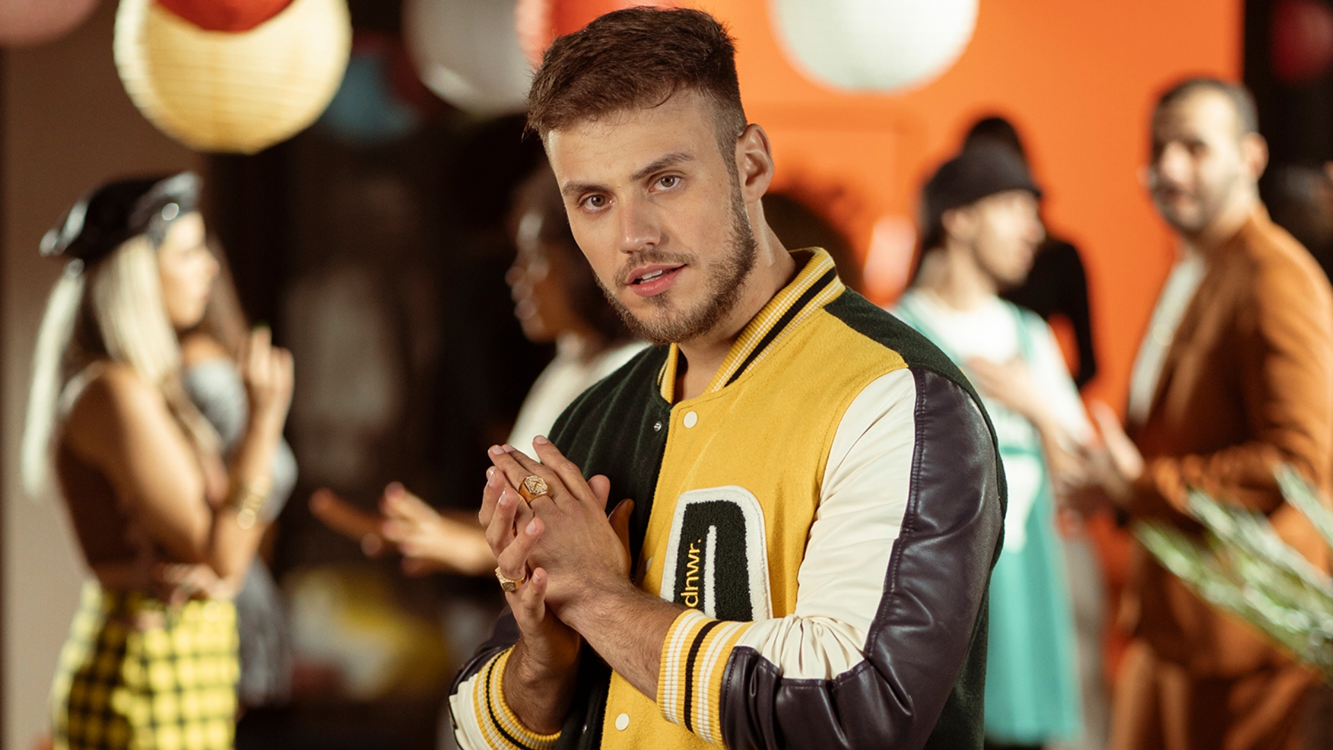 Como assim? Galã do sertanejo, Matheus Gabriel, é preso durante festa em mansão