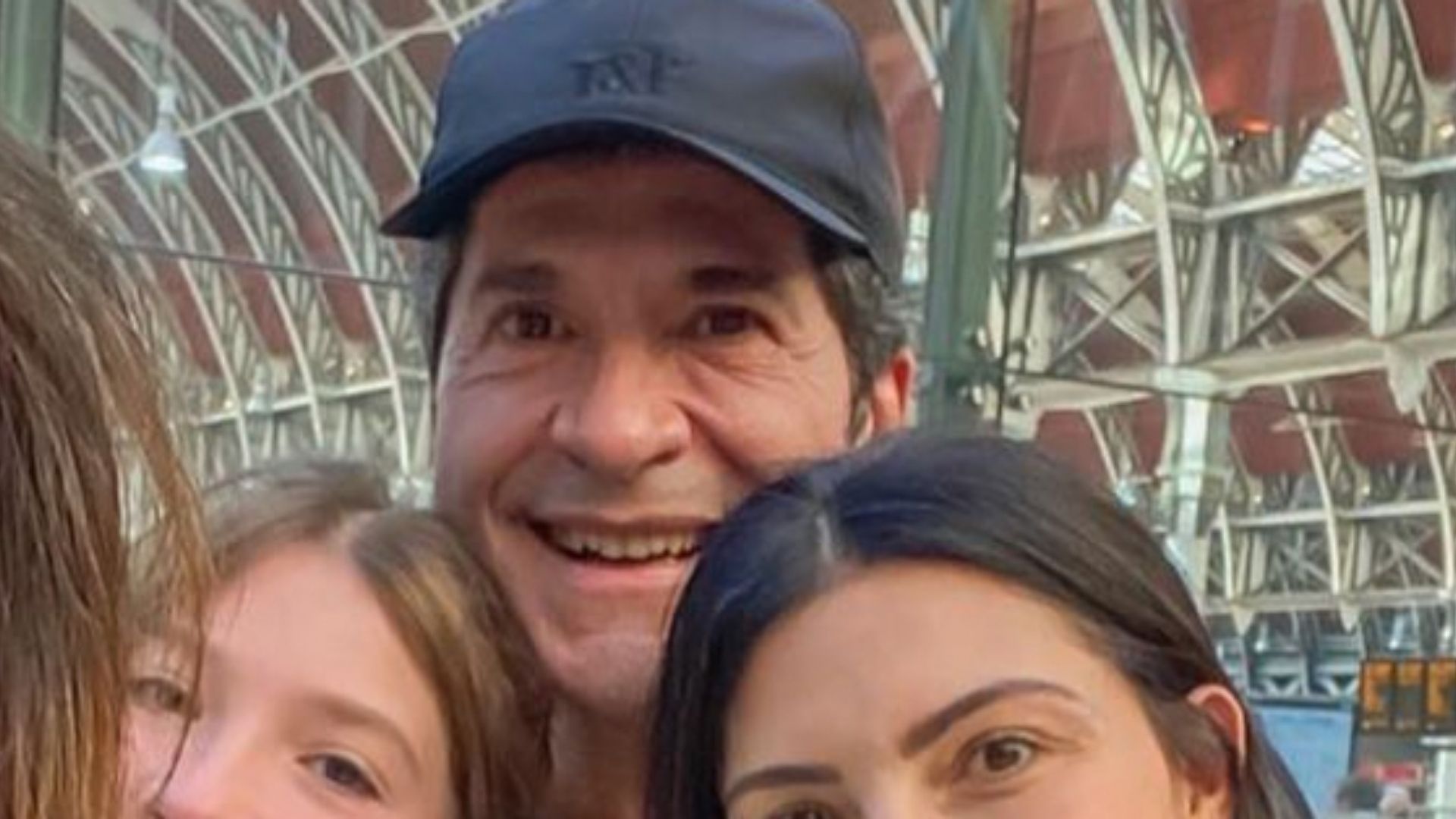 Discreto, Daniel reúne as três filhas em foto raríssima e beleza impressiona: “Lindas”