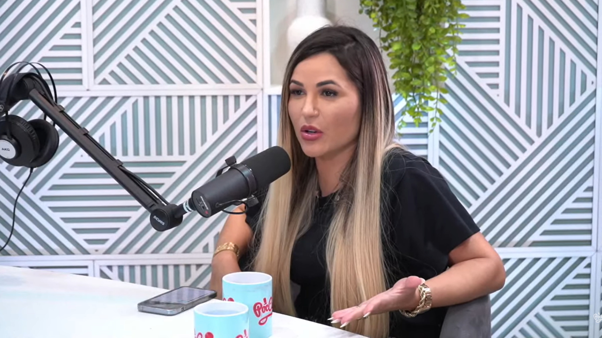 Deolane Bezerra desabafa ao ser menosprezada por vizinhos: “Volta pra favela”