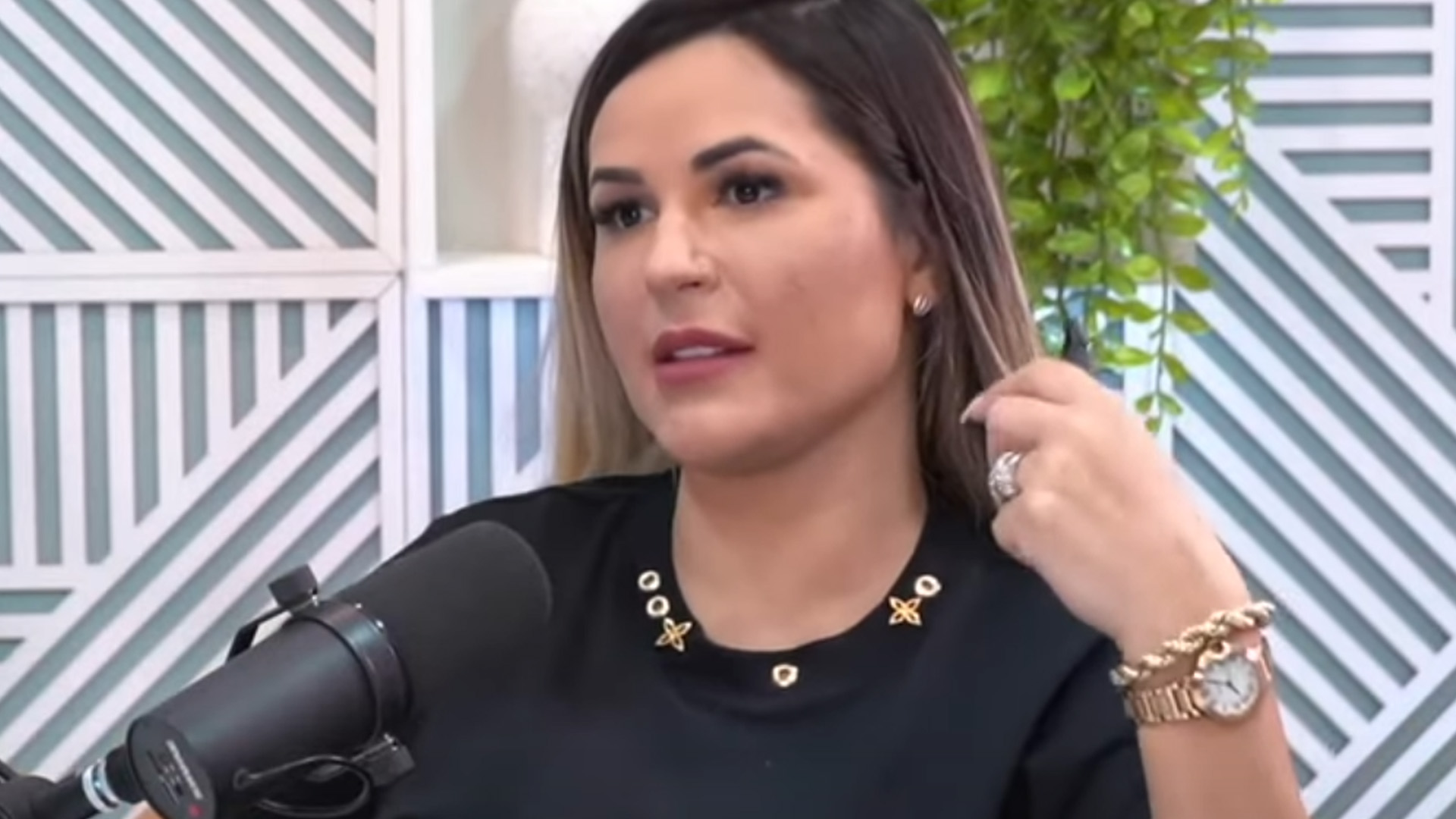 Deolane Bezerra revela climão com ex-BBB: “Me olhava de cara feia”