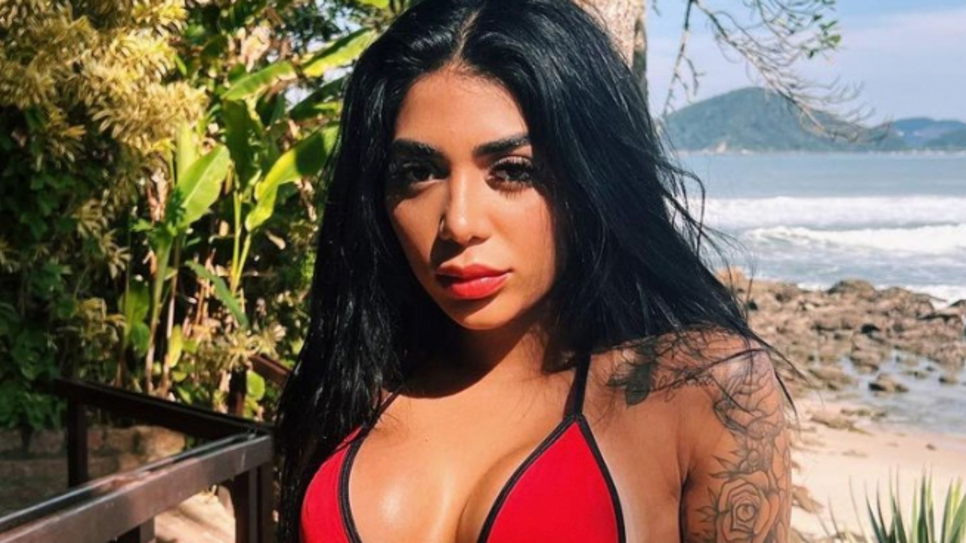Irmã gata de Gabigol posa de fio-dental, faz carão e provoca fãs: “Vamos lá pra casa?”
