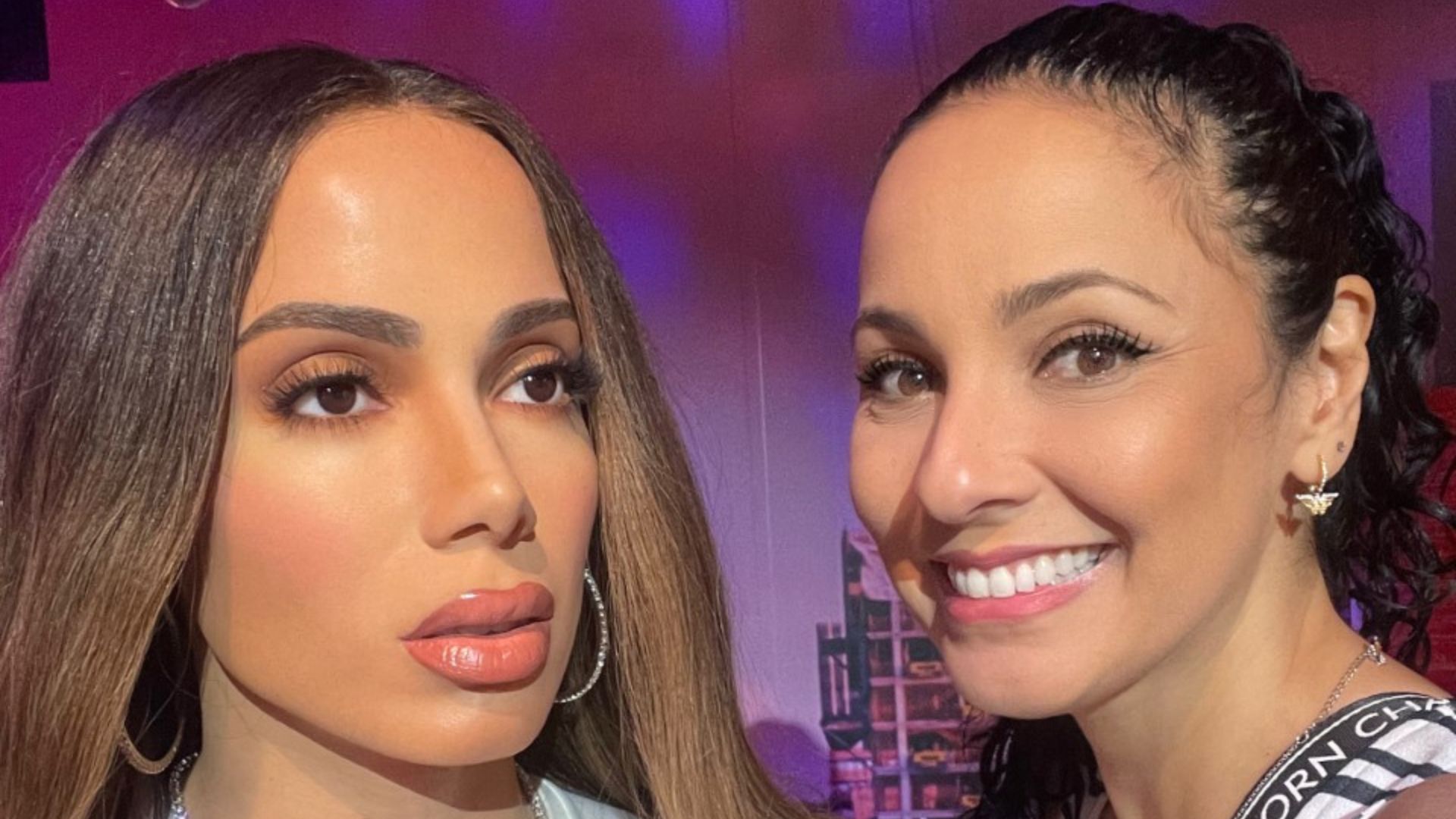 Dig Dutra se impressiona com estátua de cera de Anitta em Nova Iorque: “Adorei!”