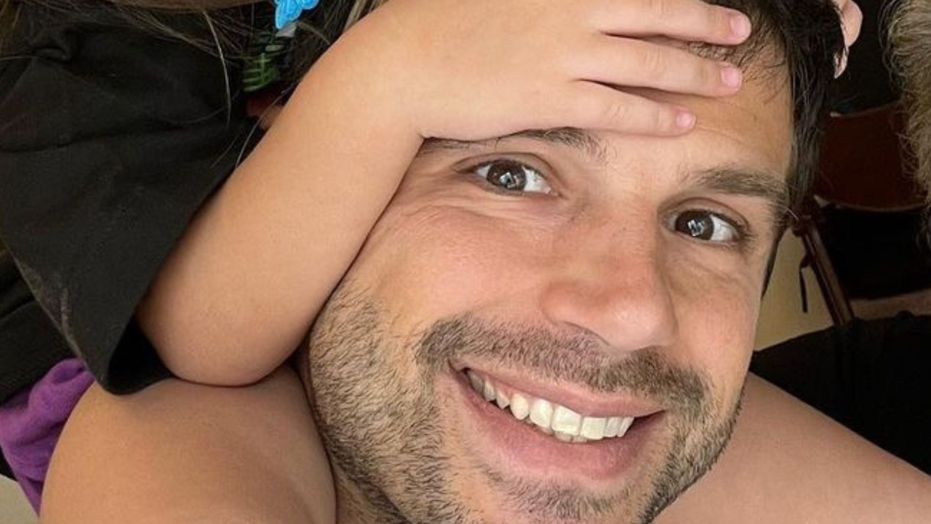 Duda Nagle é flagrado em momento espontâneo com a filha, Zoe Sato: “Que dengo”