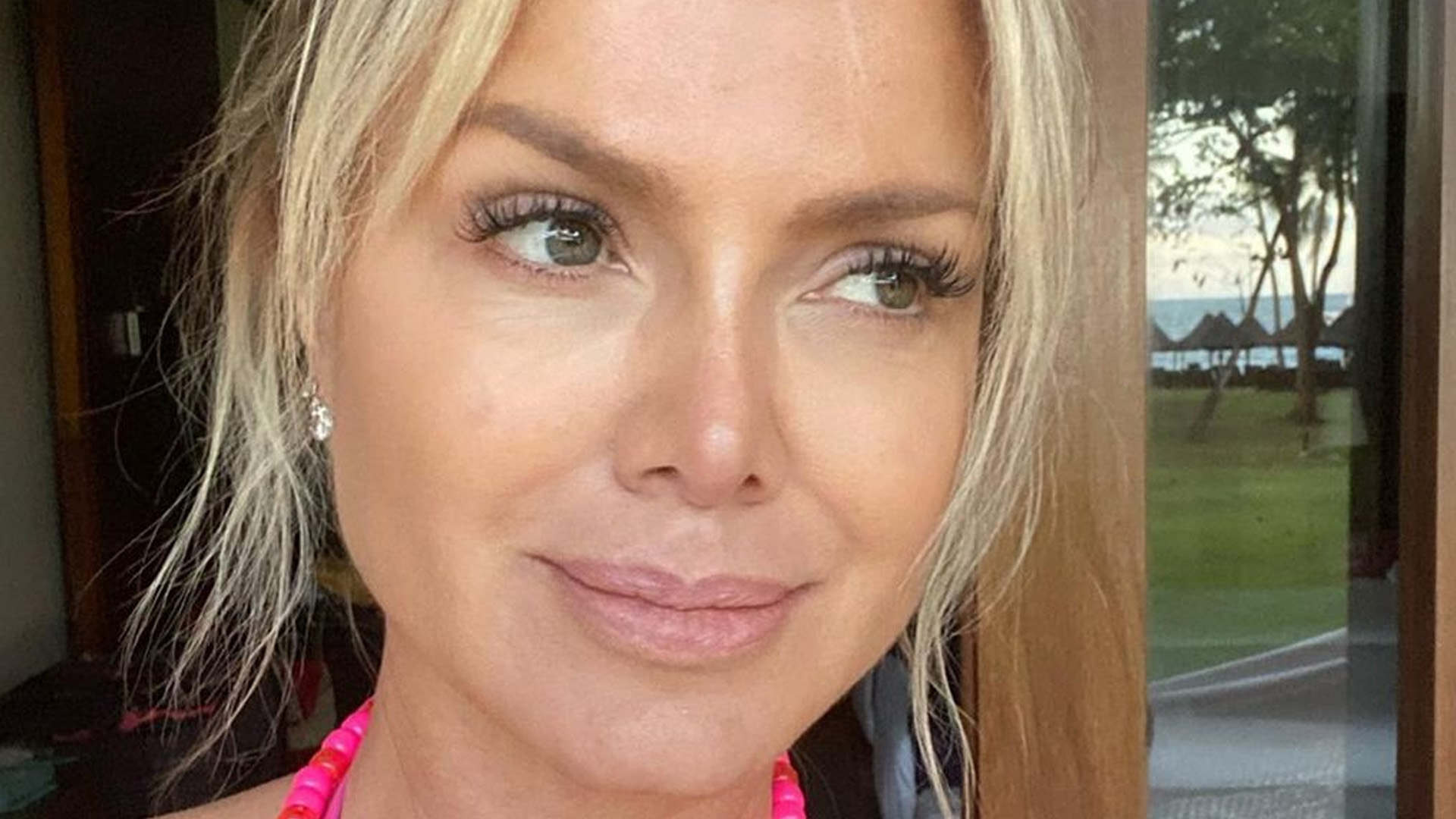 Eliana dá close em decote de biquíni e fãs ficam babando: “Sempre linda”