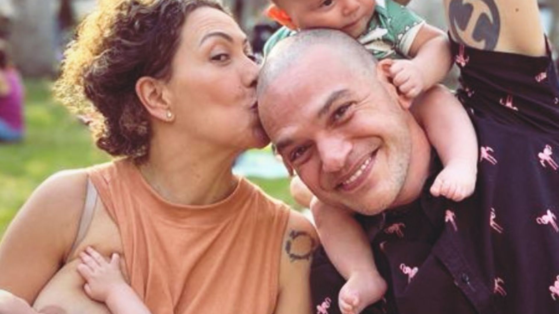 Eles cresceram! Fabiula Nascimento e Emilio Dantas posam com os gêmeos em clique família