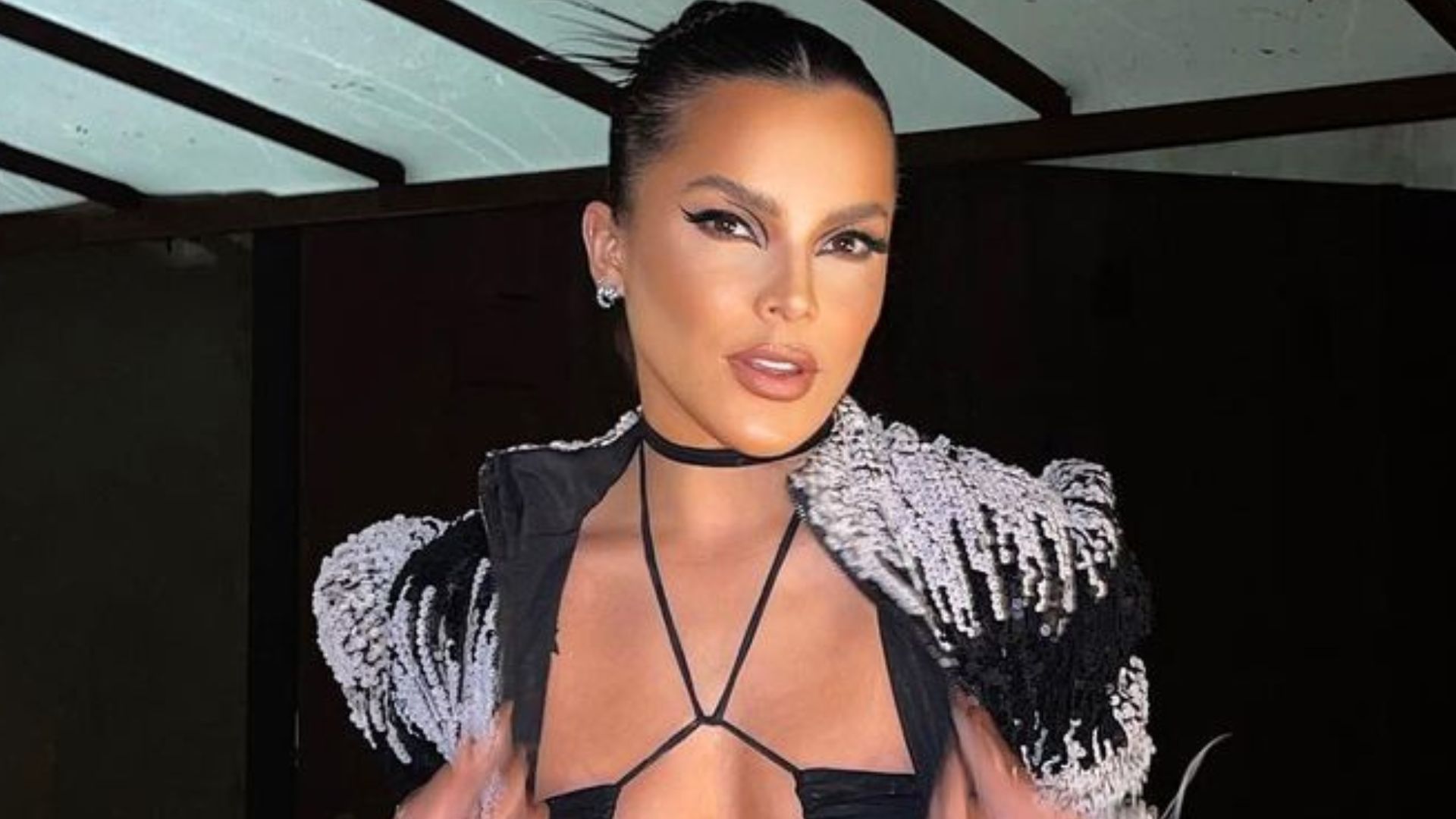 Ex-BBB Emilly Araújo surpreende com look atrevido e abusa no decote: “Que poder”