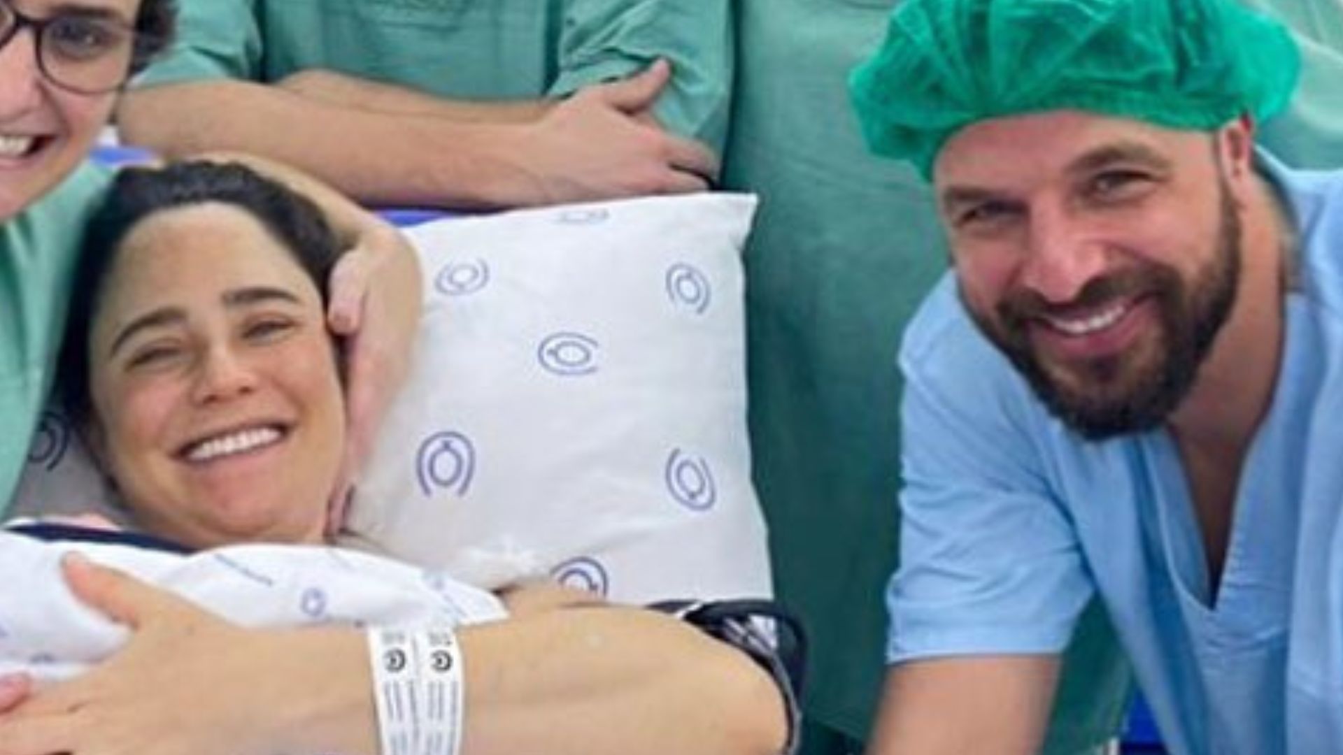 Fernanda Vasconcellos posa com o filho nos braços após o parto: “Melhor presente”