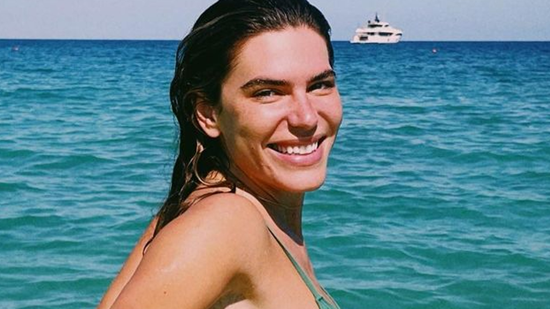 Esposa de Cauã Reymond, Mariana Goldfarb mostra cinturinha PP de biquíni: “Perfeita”