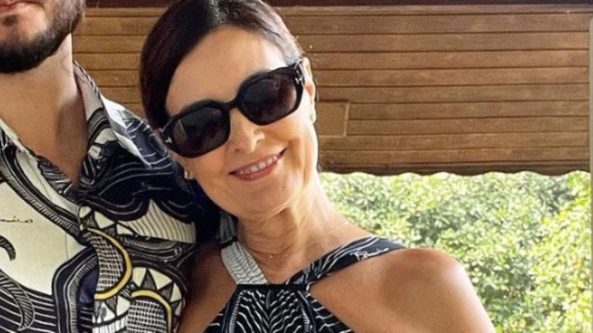 Fátima Bernardes surge de shortinho jeans e combina look com o namorado: “Perfeitos”