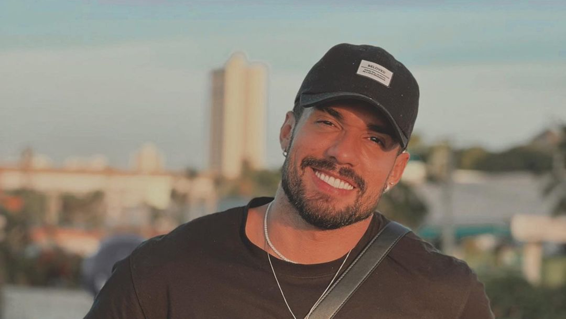 A fila andou! Ex-BBB Bil Araújo vive novo romance com cantora brasileira