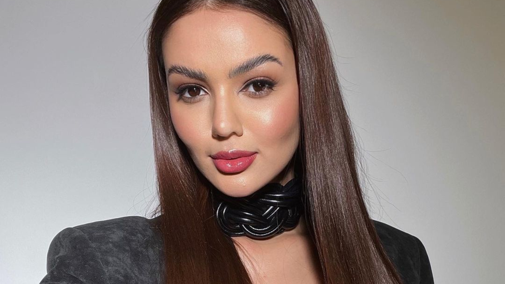 Sem sutiã, ex-BBB Eslovênia Marques abre blazer e deixa seios escaparem: “Diva”