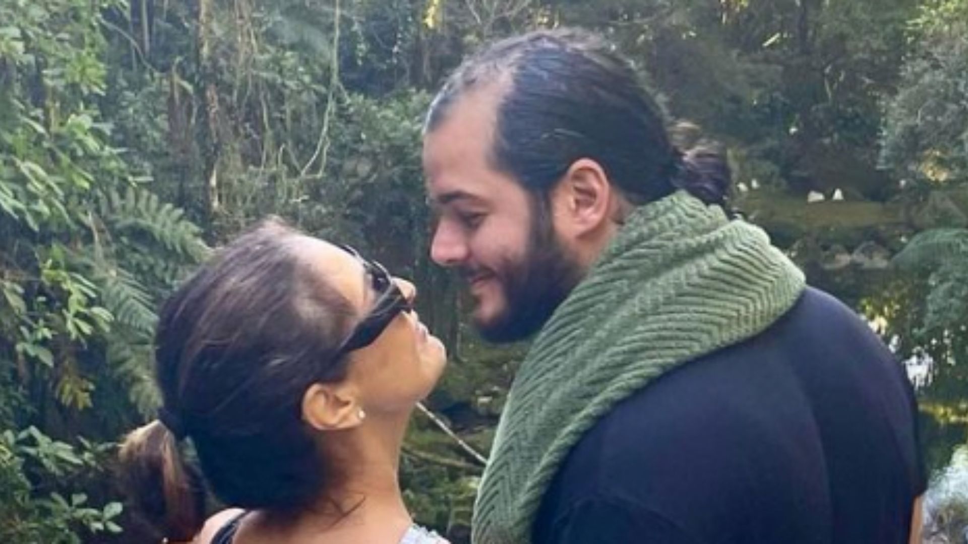 De maiô, Fátima Bernardes troca carinhos com com o namorado e exibe corpão aos 59 anos