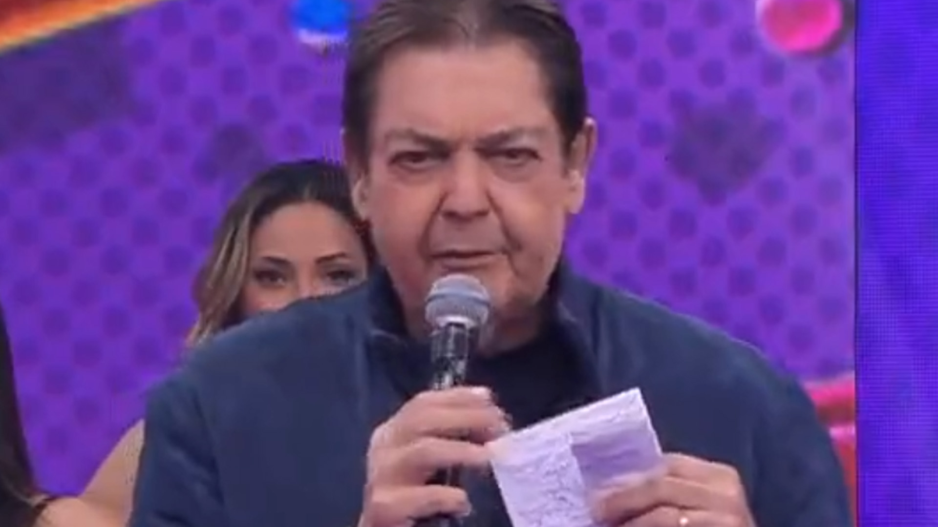 Faustão cai em armadilha e manda recado para suposta namorada ao vivo: “Dia especial”