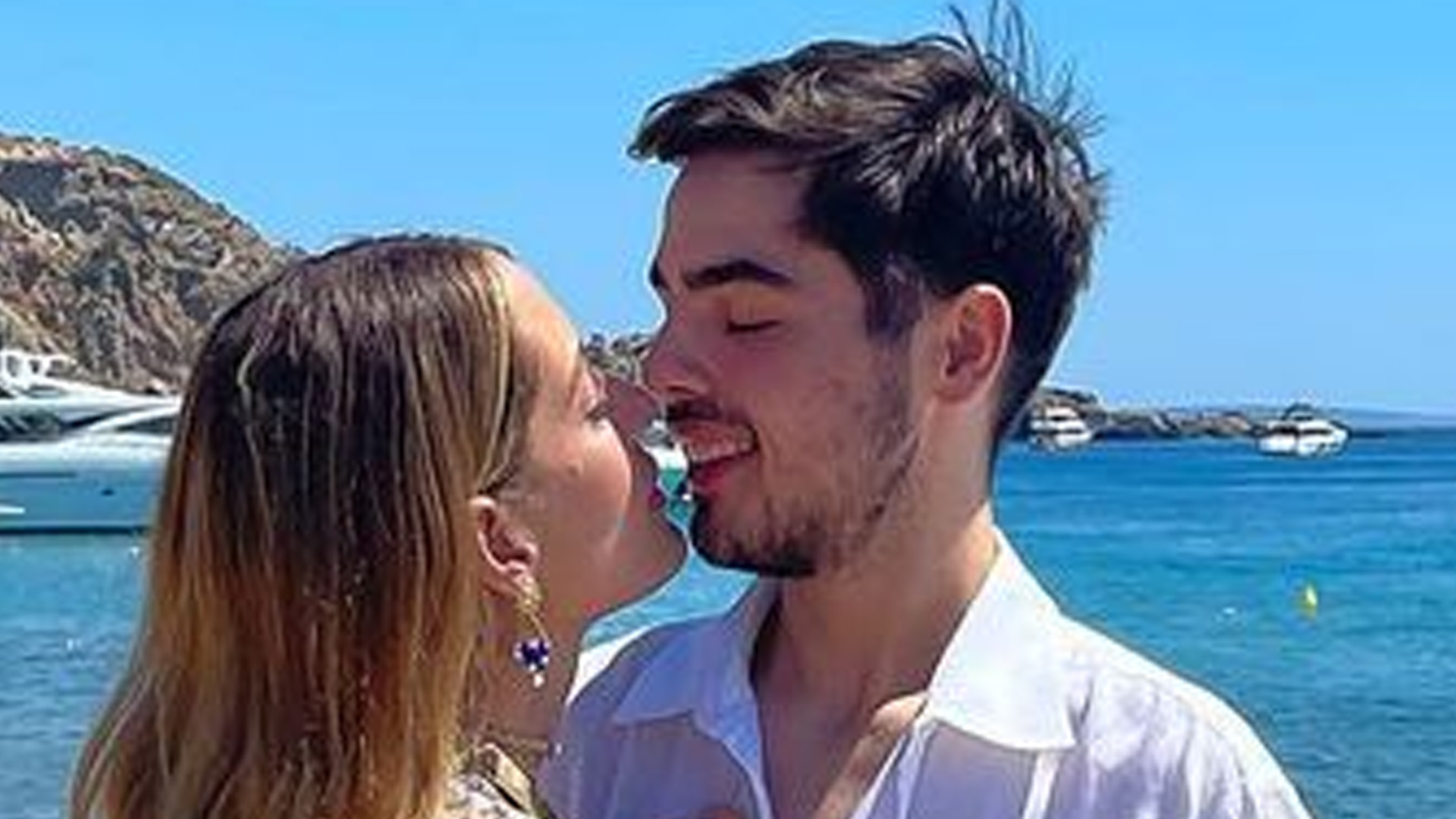 Filho de Faustão, João Guilherme Silva agarra namorada em praia de Ibiza: “Casal lindo”