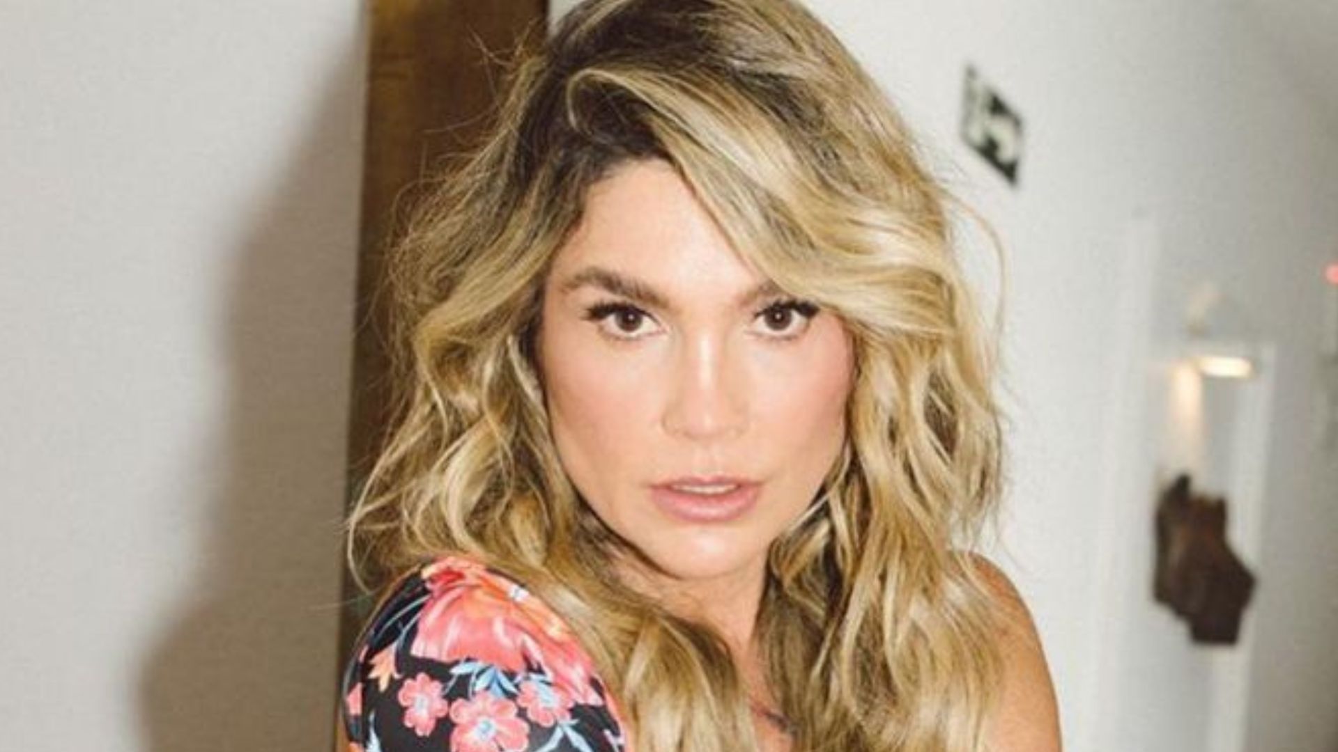 Flávia Alessandra agacha e empina bumbum usando look coladinho: “Poderosa”