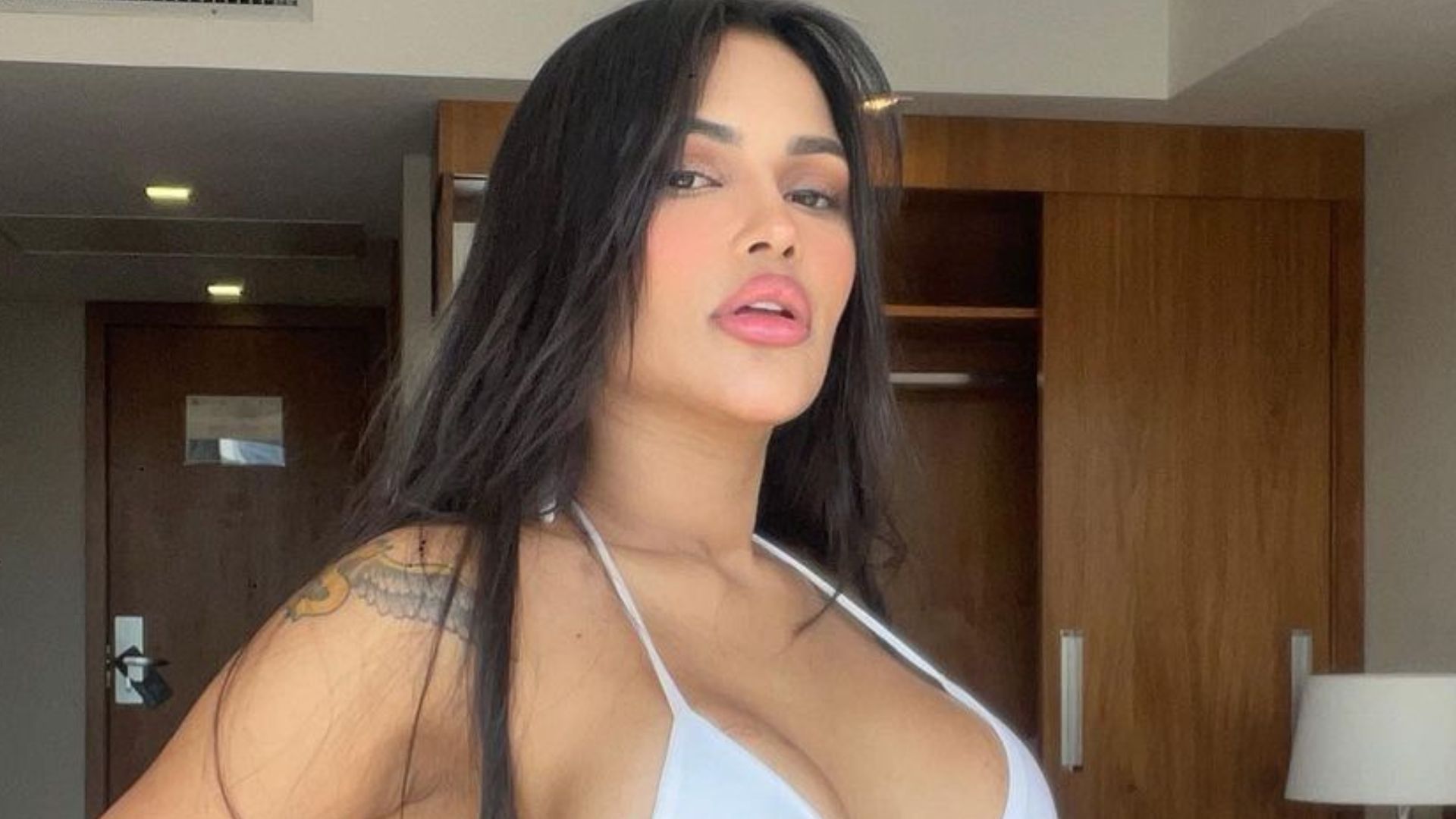 Flay posa de biquíni branco, exibe seios turbinados e puxa a calcinha: “Poderosa”