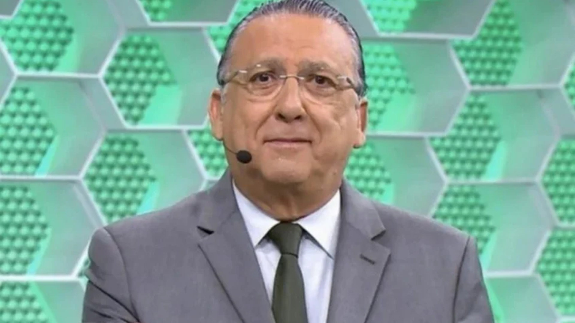 Galvão Bueno é internado em São Paulo e passa por cirurgia: “Causando dores”