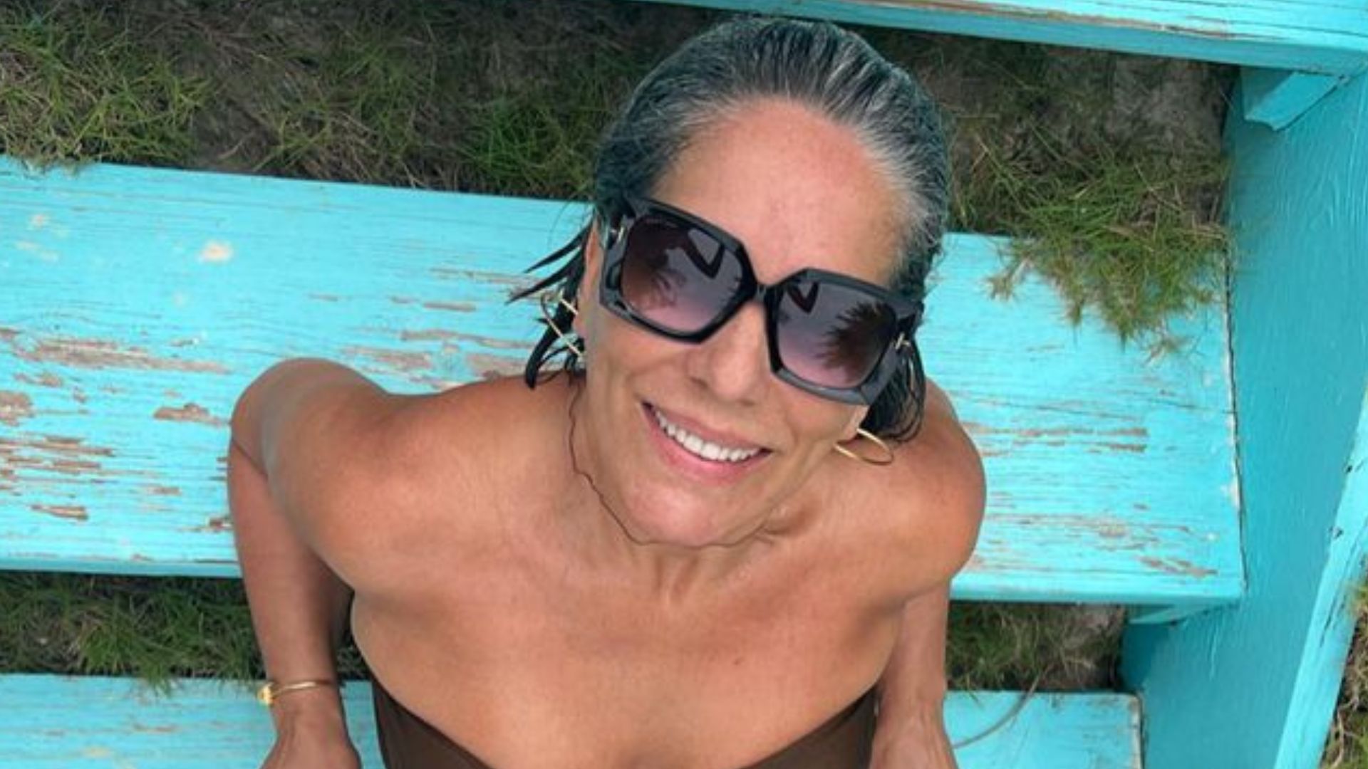 Aos 58 anos, Gloria Pires exibe corpo sequinho em clique raro de biquíni: “Obra de arte”