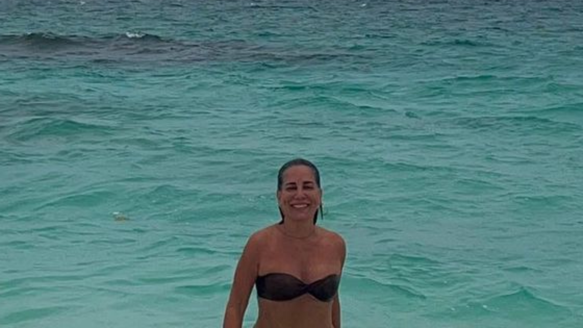 Aos 58 anos, Glória Pires posa de biquíni sem alça e exibe corpão definido: “Gata”