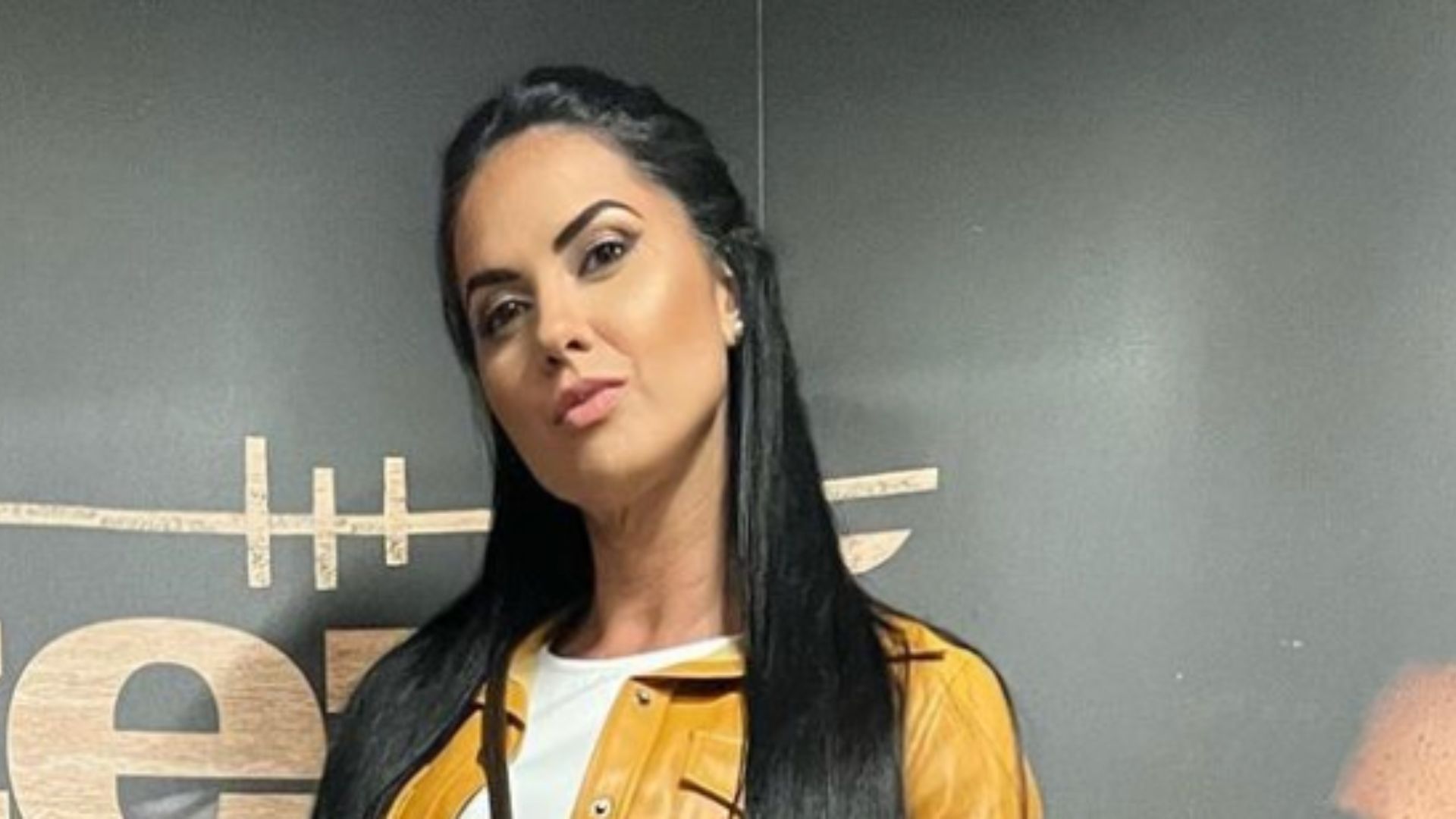 Noiva de Zezé di Camargo passa perrengue e improvisa look para show: “Você não espera”
