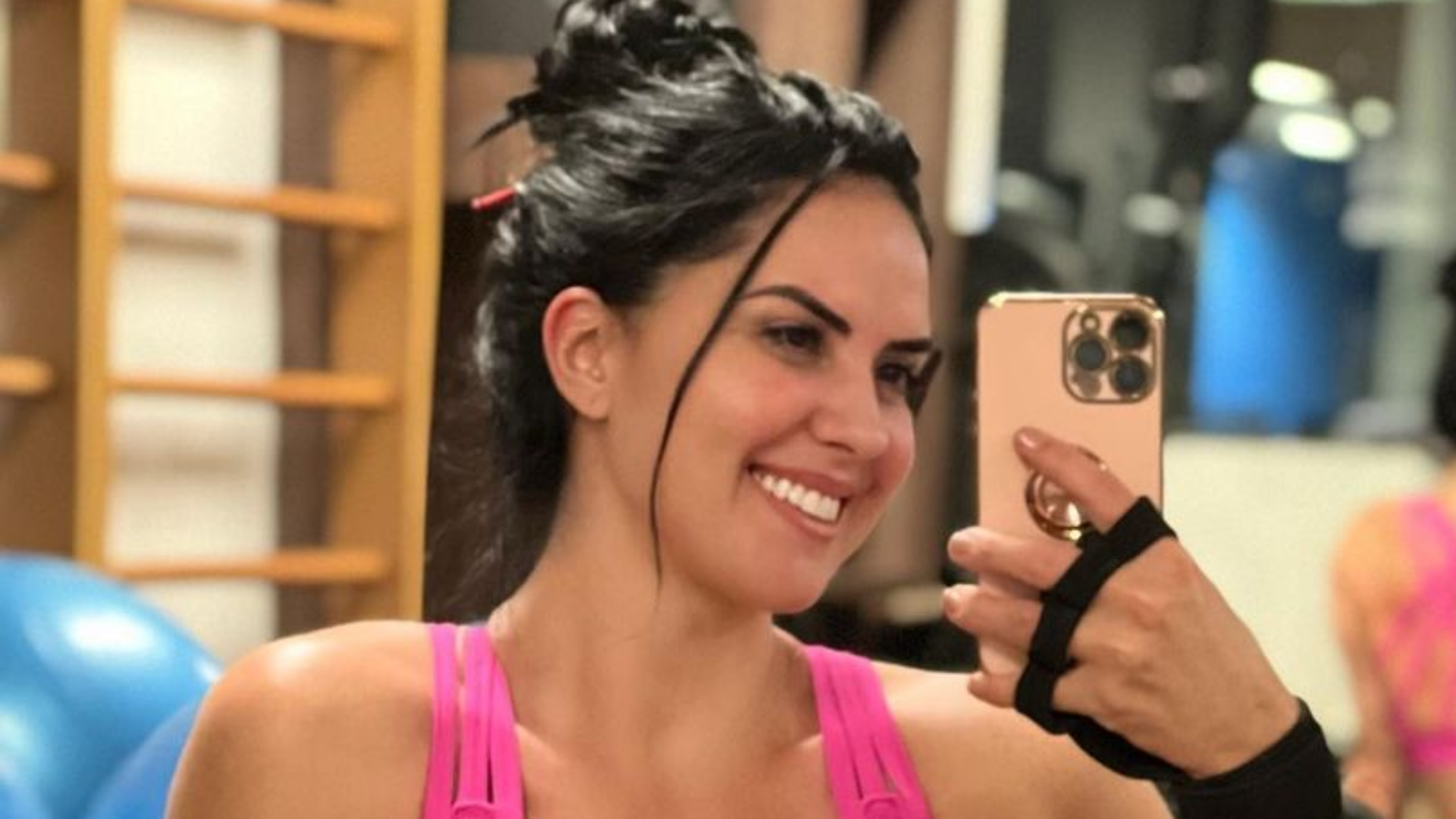 De microtop, Graciele Lacerda dá close nos seios e ostenta barriga zerada: “Gata”