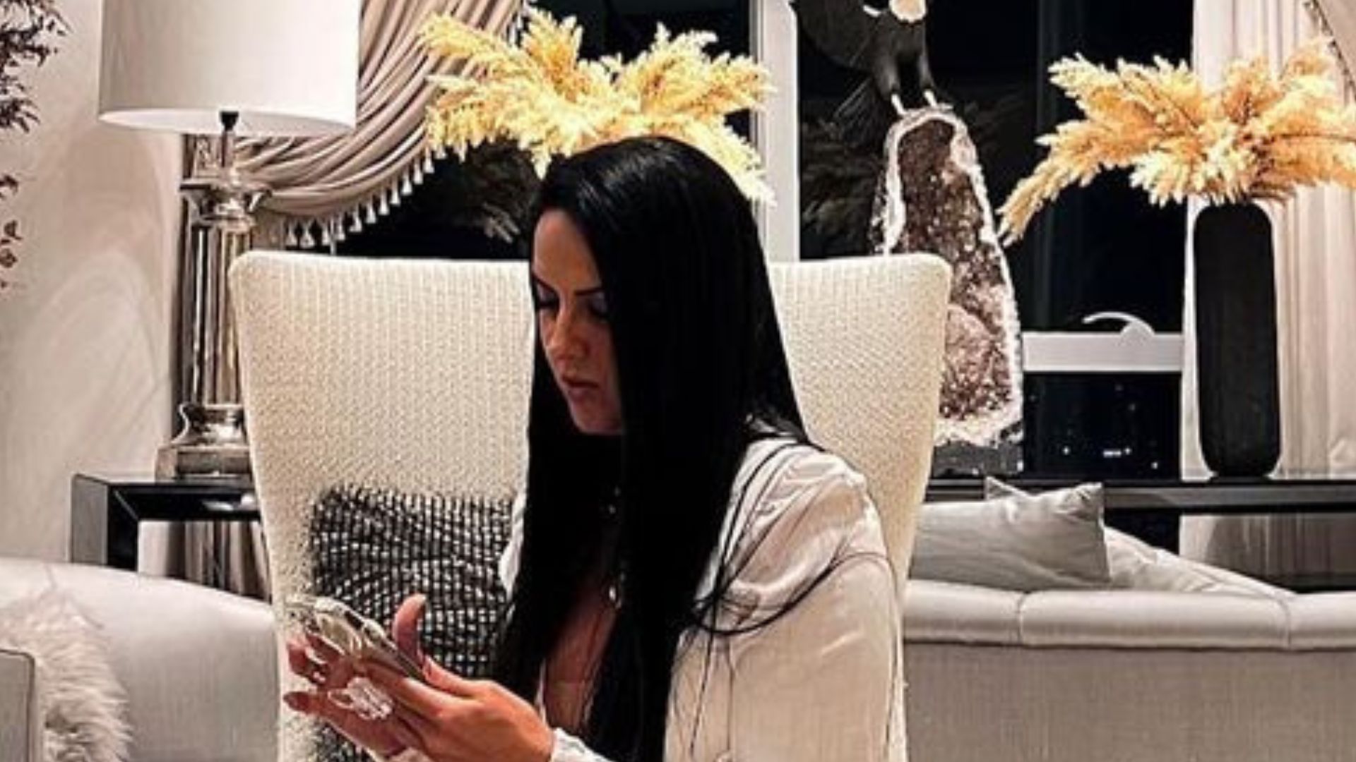 Noiva de Zezé di Camargo mostra a sala luxuosa do novo apartamento do casal: “Bom gosto”