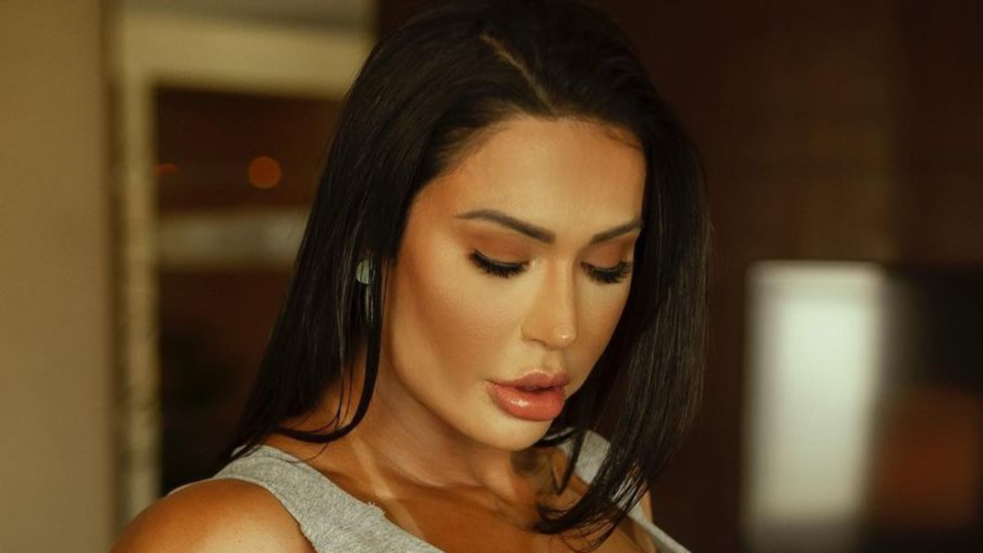 Nua, Gracyanne Barbosa ostenta bumbum absurdo e seguidores babam: “Belíssima”