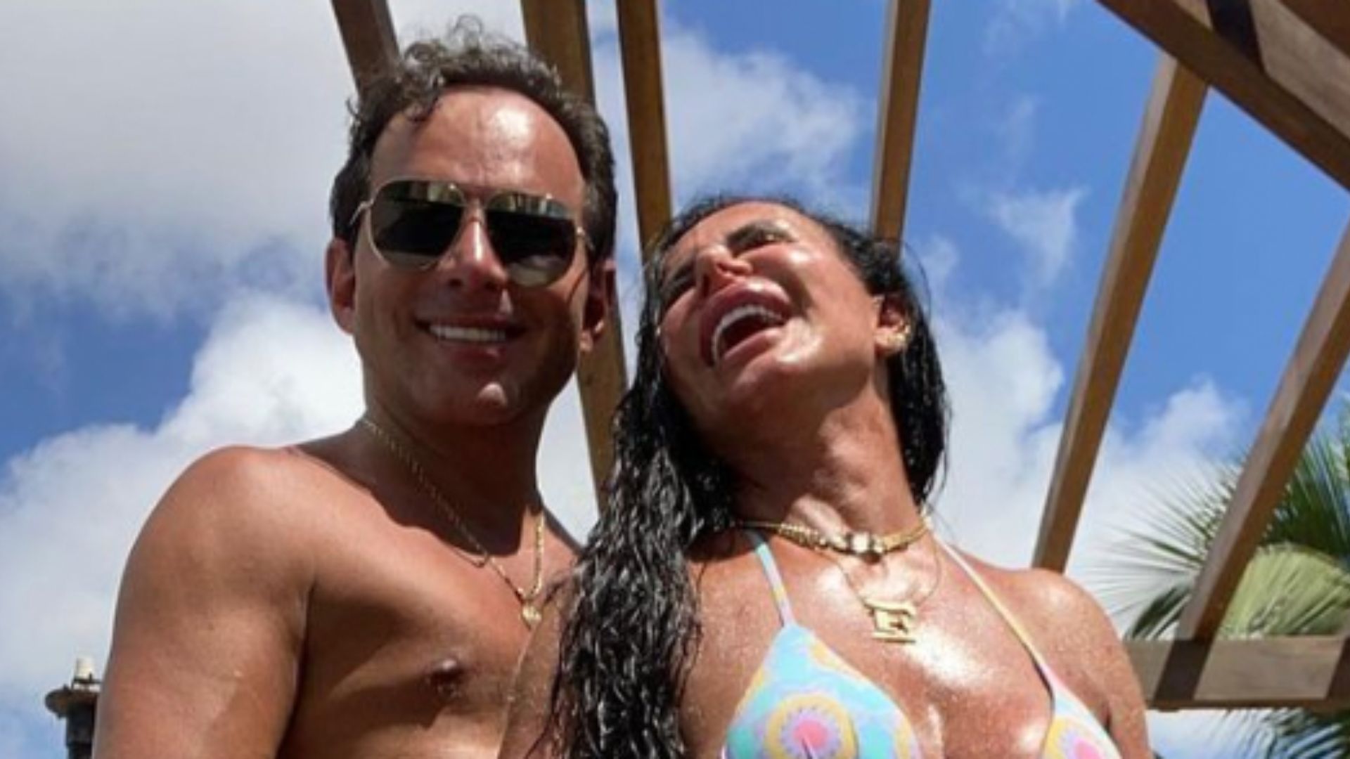 Gretchen é encoxada pelo marido em clique de biquíni fio-dental e se declara: “Amo você”