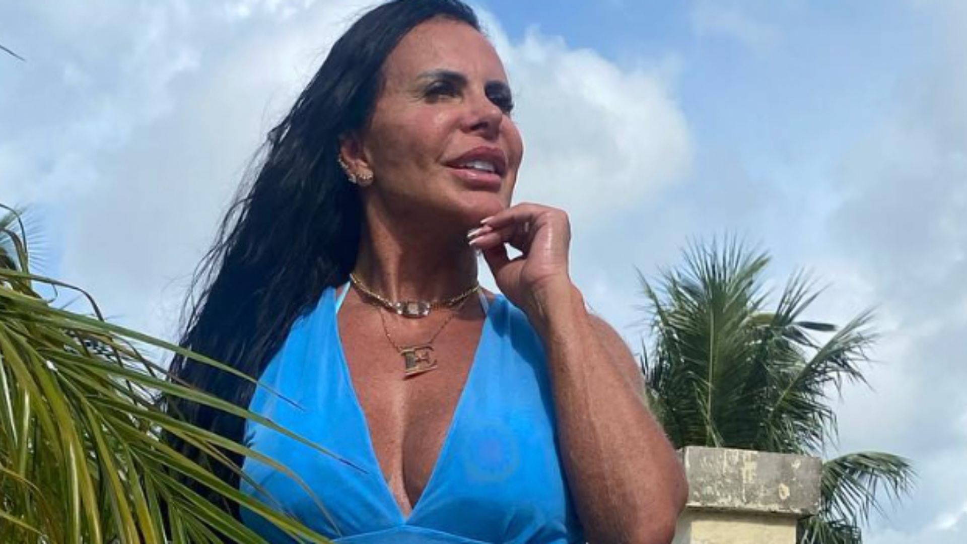 Gretchen é traída pelo vento e ‘paga calcinha’ ao apostar em look ousado: “Magnífica”