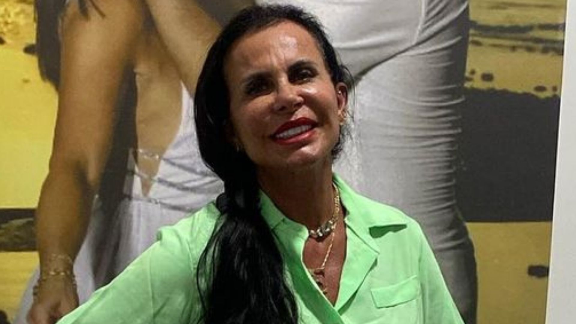 Gretchen posa de ‘short saia’ e exibe pernões torneados aos 63 anos: “Rainha”