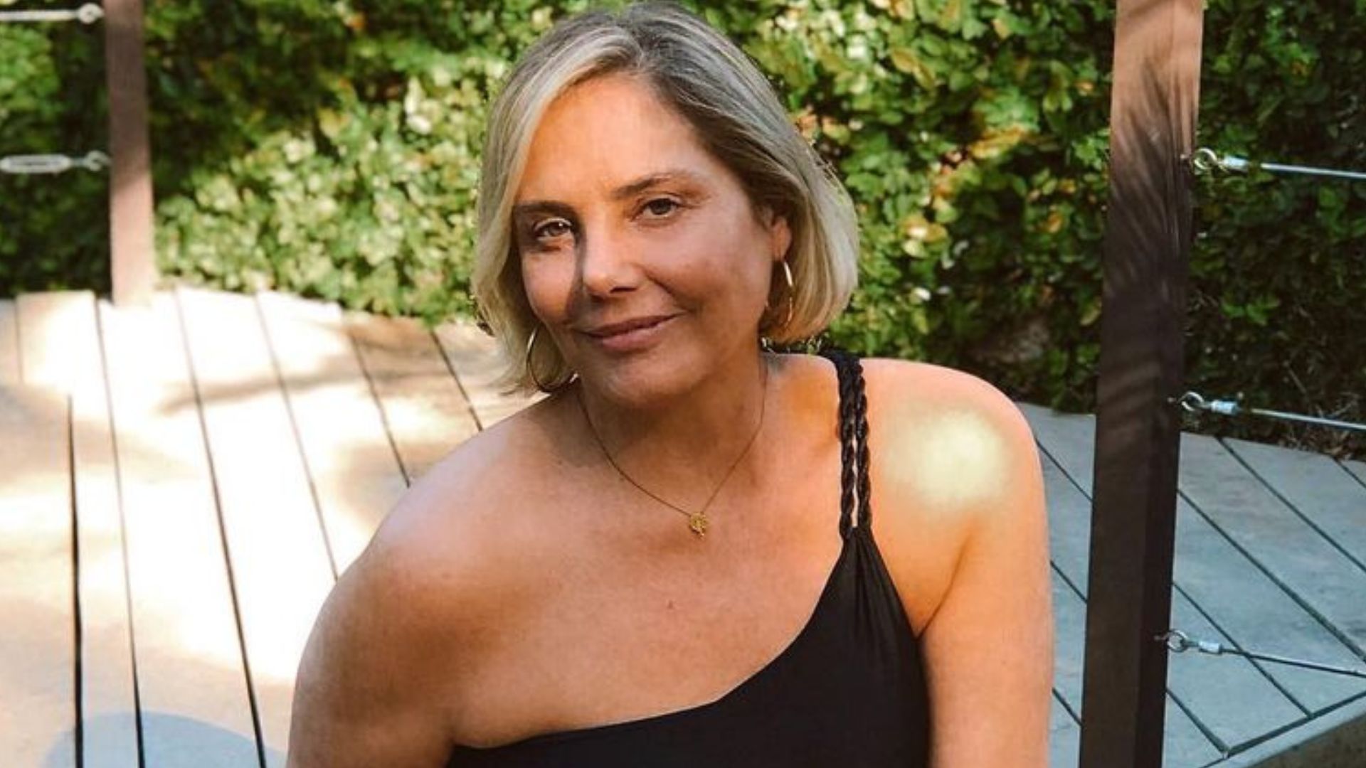 Aos 55 anos, Heloisa Périssé esbanja boa forma em maiô coladinho: “Gata”