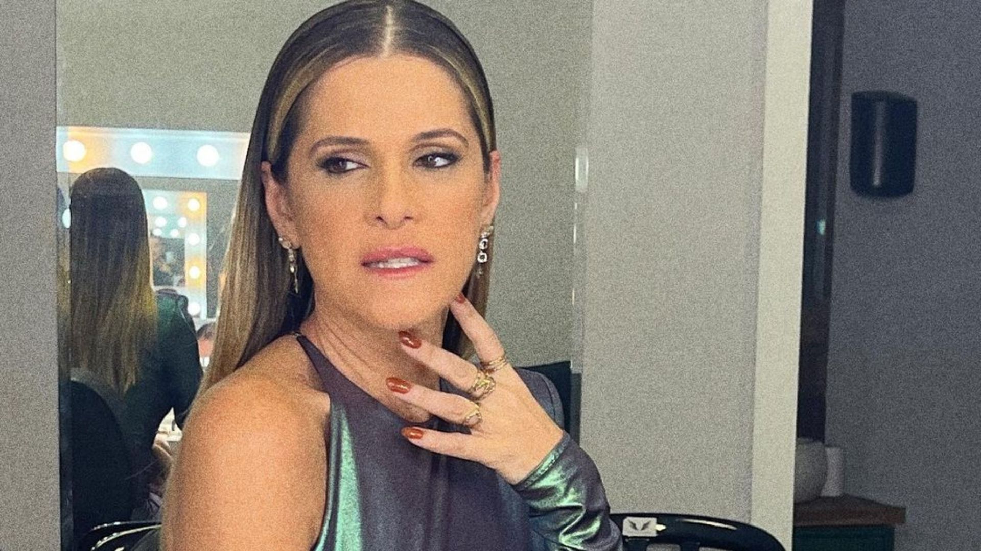 Aos 50 anos, Ingrid Guimarães exibe pernões com vestido de fenda alta: “Deliciosa”