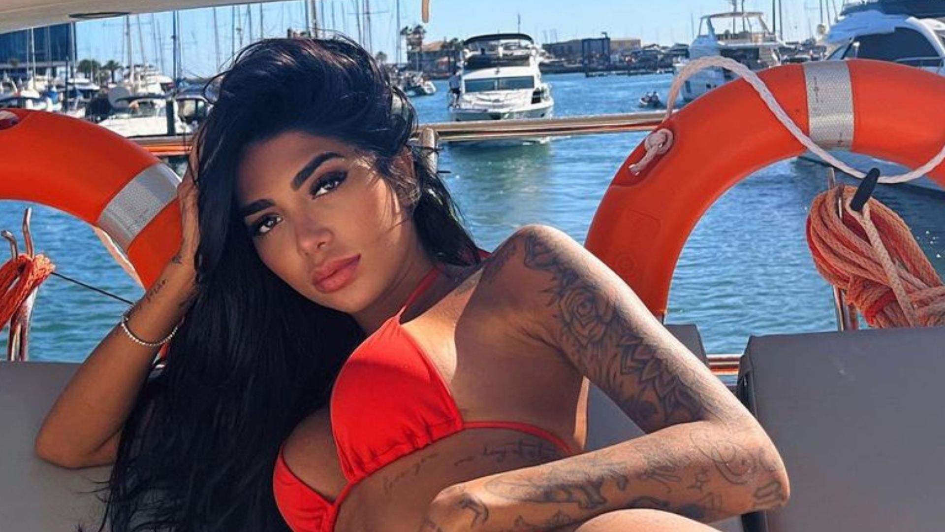 Irmã de Gabigol posa de fio-dental em pose indiscreta e choca fãs: “Que popozão”
