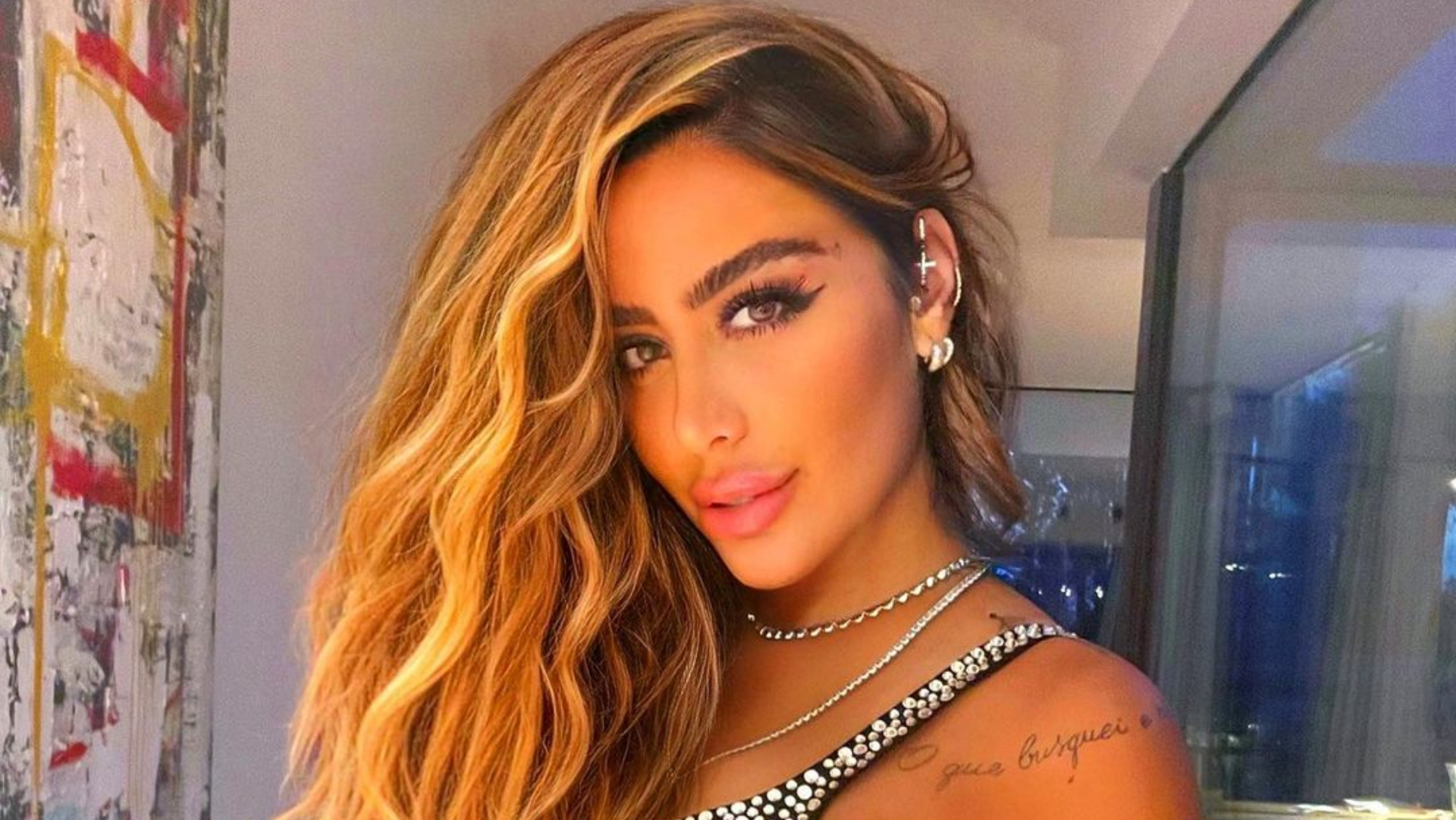 Irmã gata de Neymar, Rafaella abaixa calça e deixa calcinha aparecer: “Deusa”