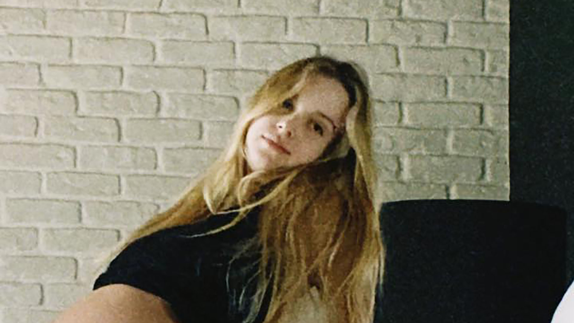 Na reta final, Isa Scherer ostenta barrigão de gêmeos só de cropped: “Nós”